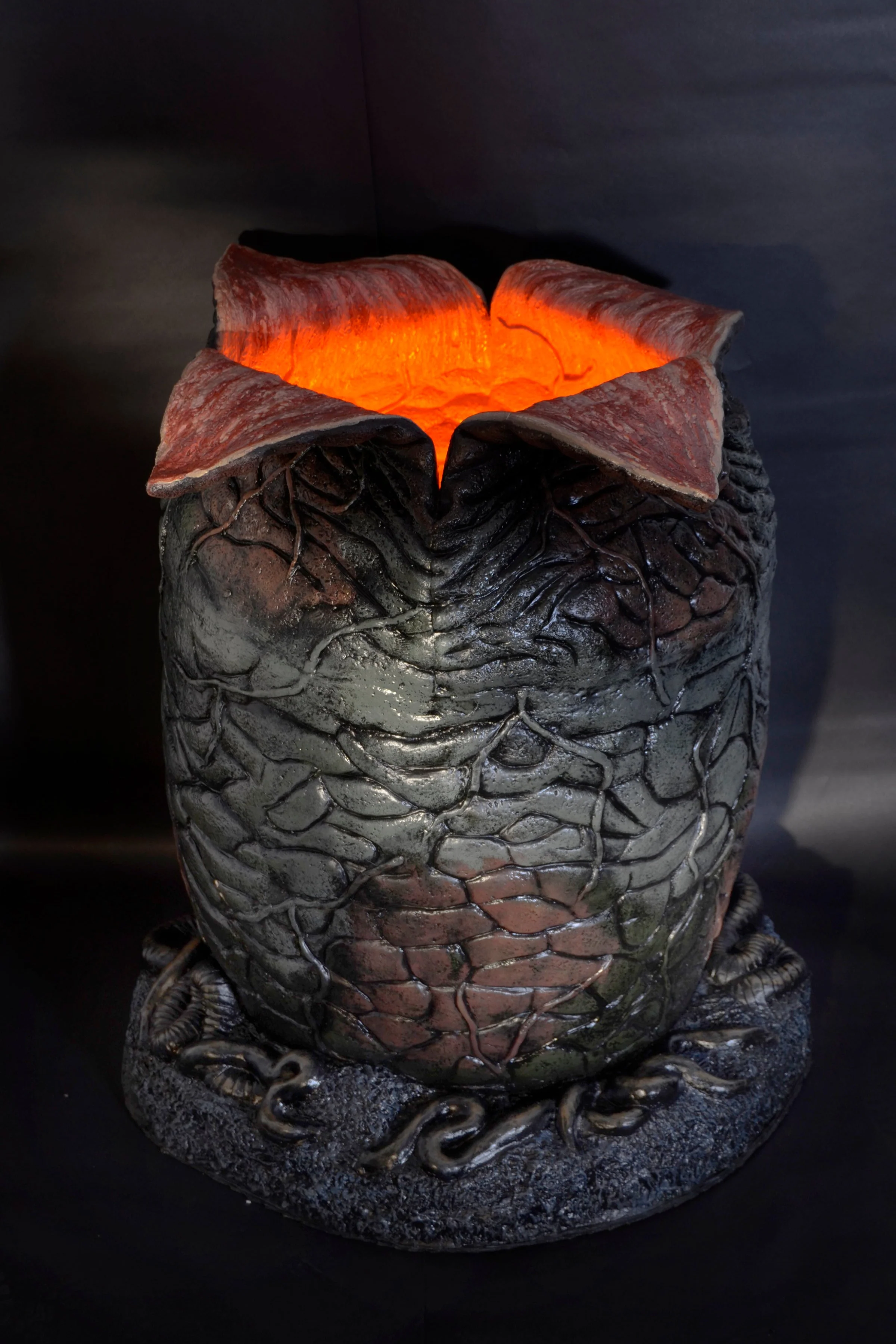 Aliens - Xenomorph Egg Life-Size Replica with LED Lights - Image 7