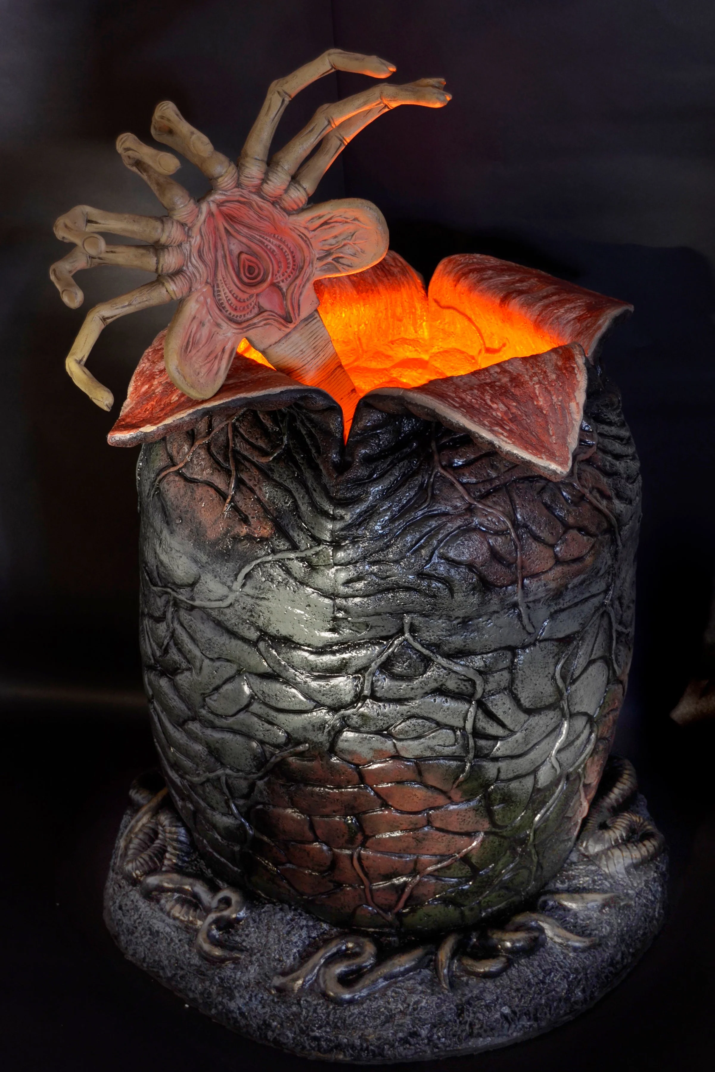 Aliens - Xenomorph Egg Life-Size Replica with LED Lights - Image 8