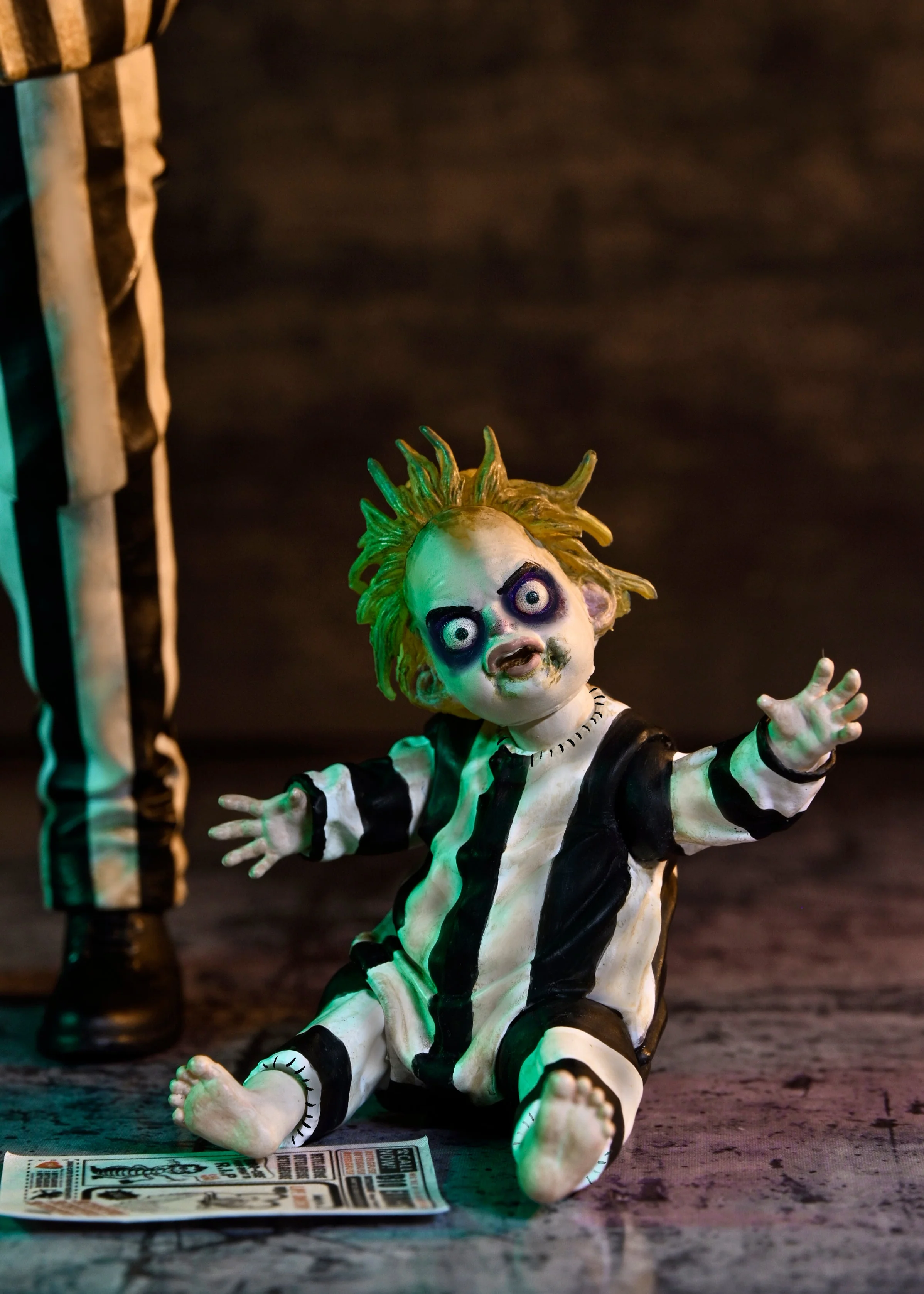Beetlejuice Beetlejuice - Ultimate Striped Suit Beetlejuice 7" Scale Action Figure - Image 3