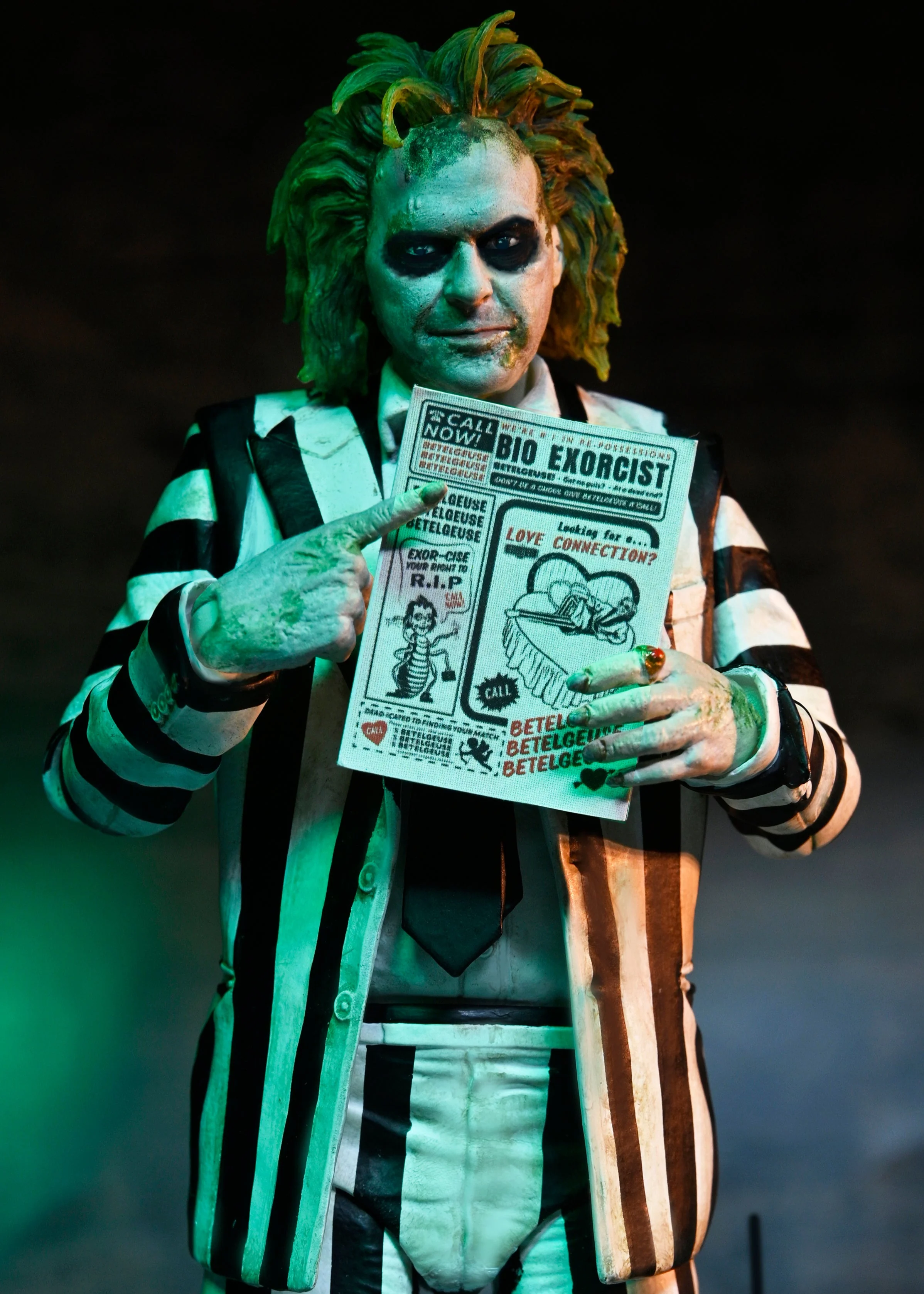 Beetlejuice Beetlejuice - Ultimate Striped Suit Beetlejuice 7" Scale Action Figure - Image 4