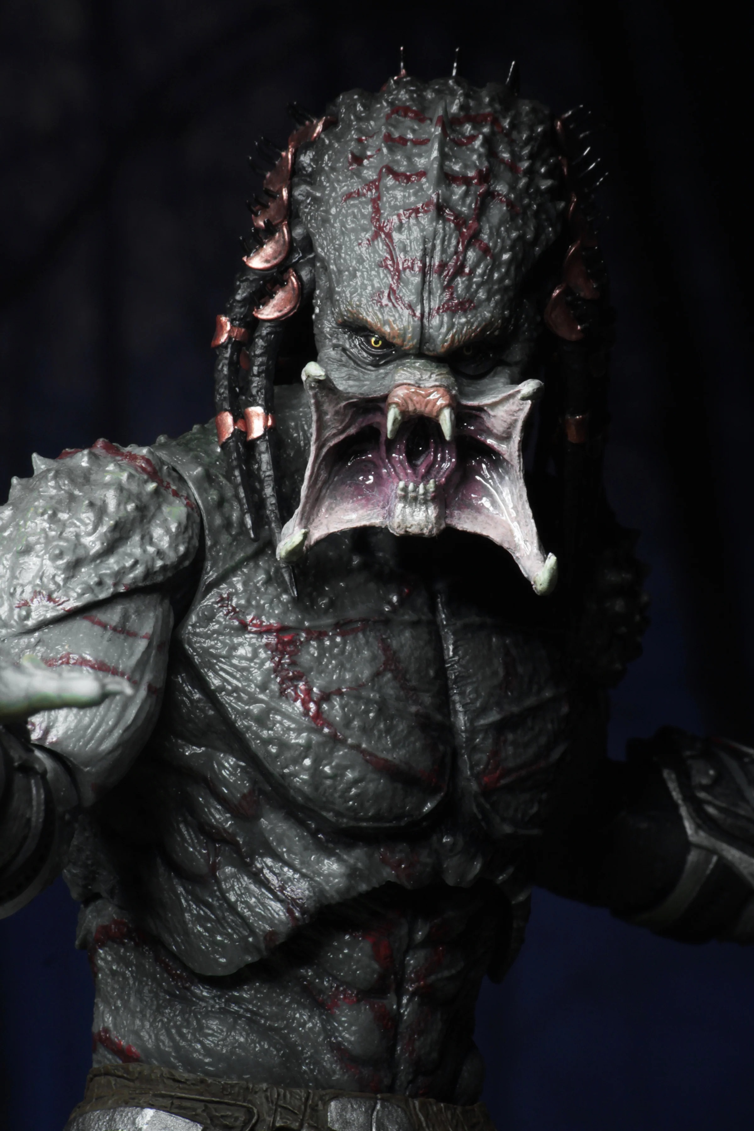Predator (2018) - Deluxe Armored Assassin Predator 7" Scale Action Figure (12" Figure) - Image 4