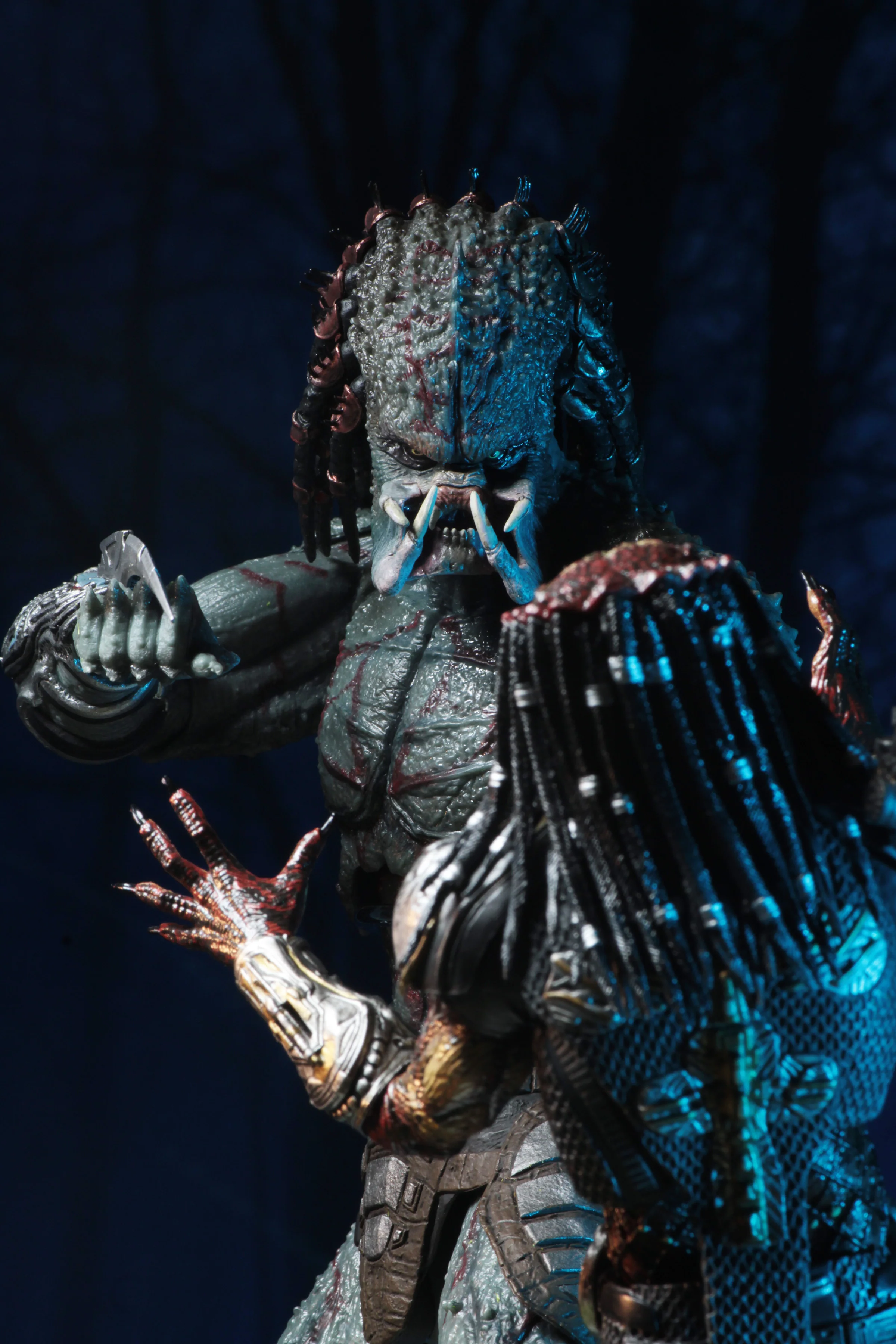 Predator (2018) - Deluxe Armored Assassin Predator 7" Scale Action Figure (12" Figure) - Image 6