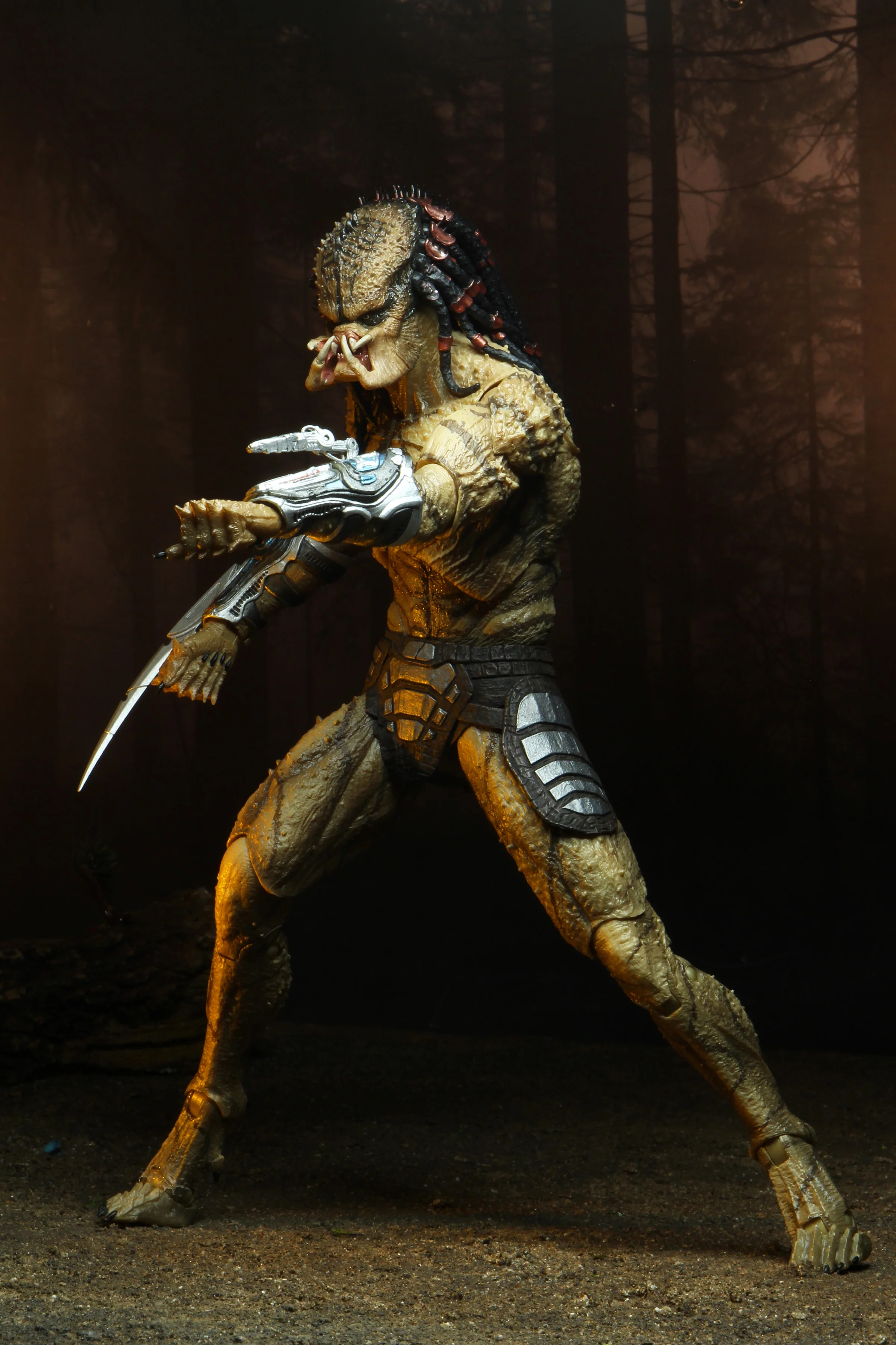 Predator (2018) - Deluxe Ultimate Assassin Predator (Unarmored) 7" Scale Action Figure (12" Figure) - Image 4