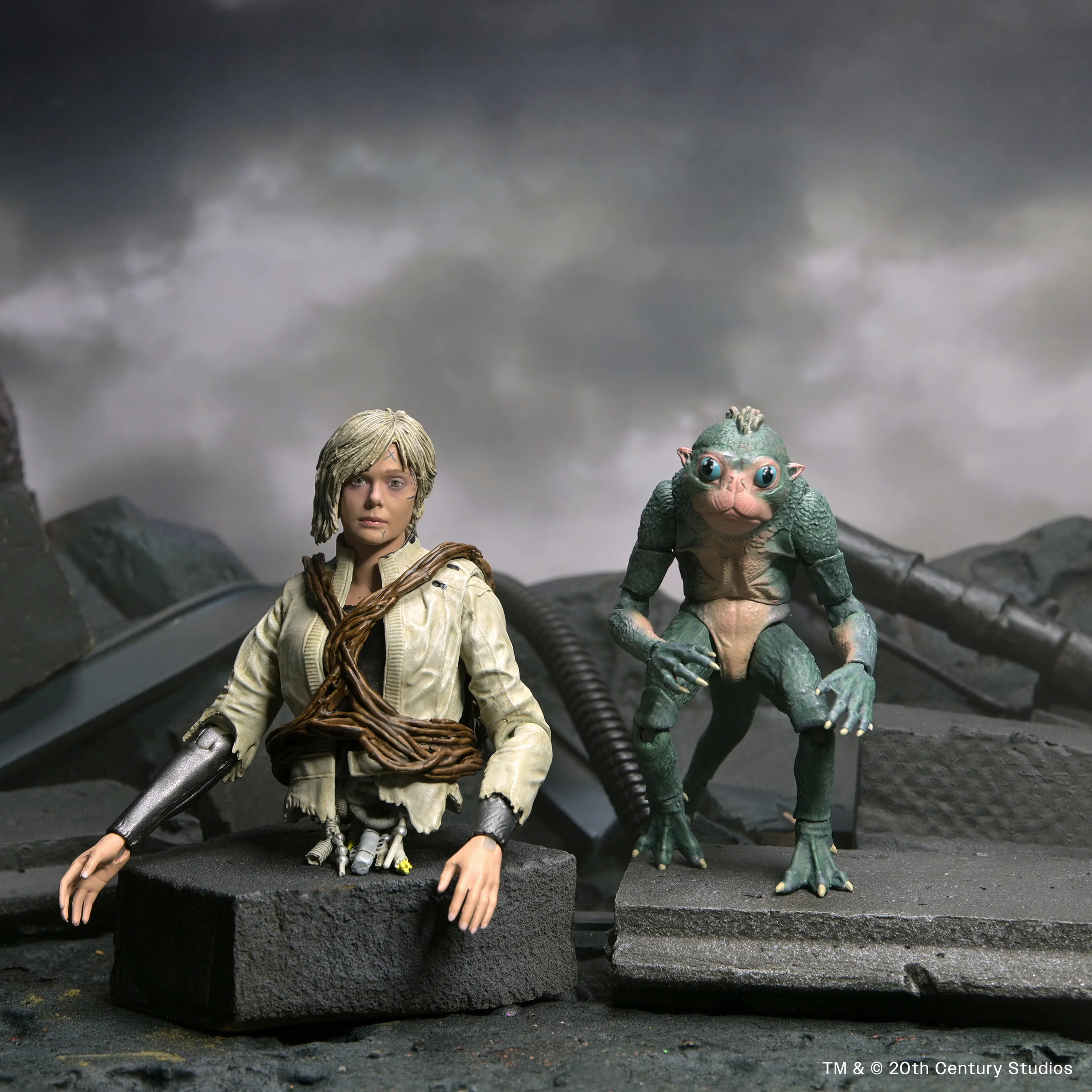 Predator: Badlands - Ultimate Thia & Bud 7" Scale Action Figures (PRE-ORDER) - Image 13