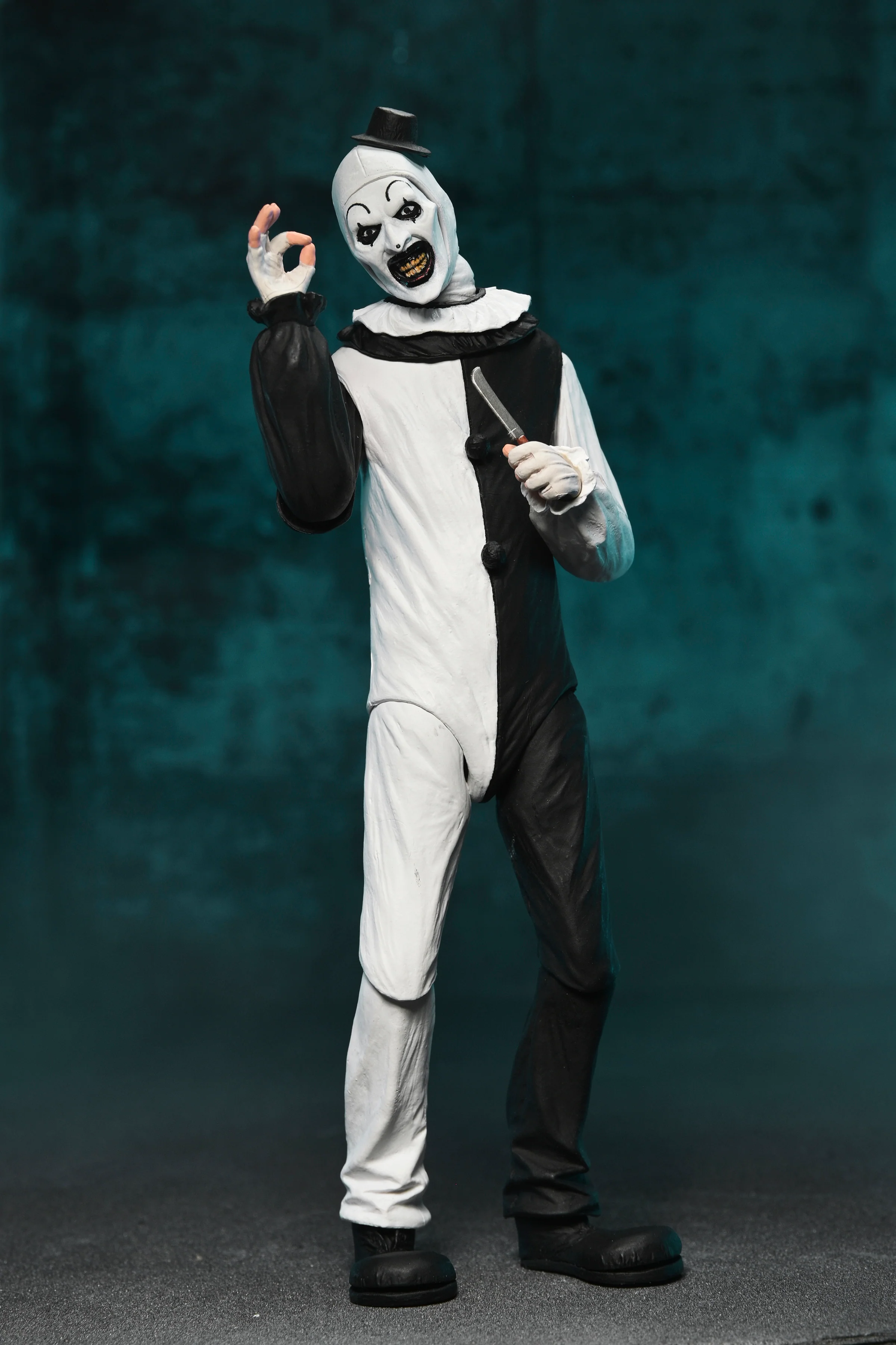 Terrifier - Ultimate Art the Clown 7" Scale Action Figure - Image 7