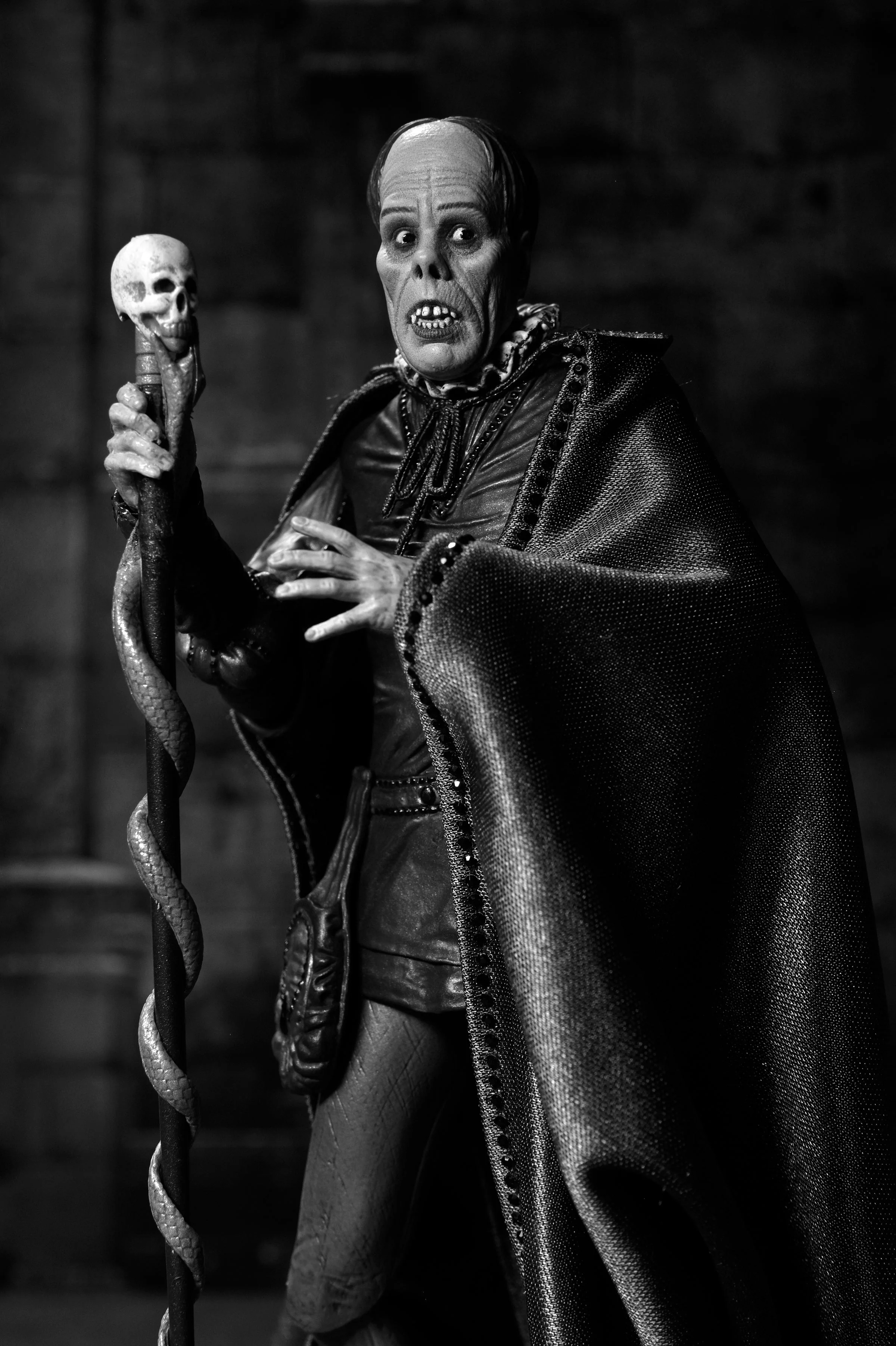 The Phantom of the Opera (1925) - Phantom of the Opera "Masque of the Red Death" 7" Scale Action Figure (Black & White) - Image 6