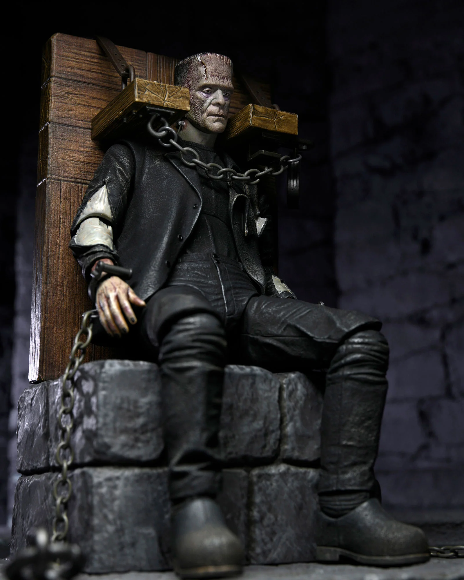 Universal Monsters - Bride of Frankenstein Ultimate Frankenstein’s Monster 7” Scale Action Figure with Chair - Image 3