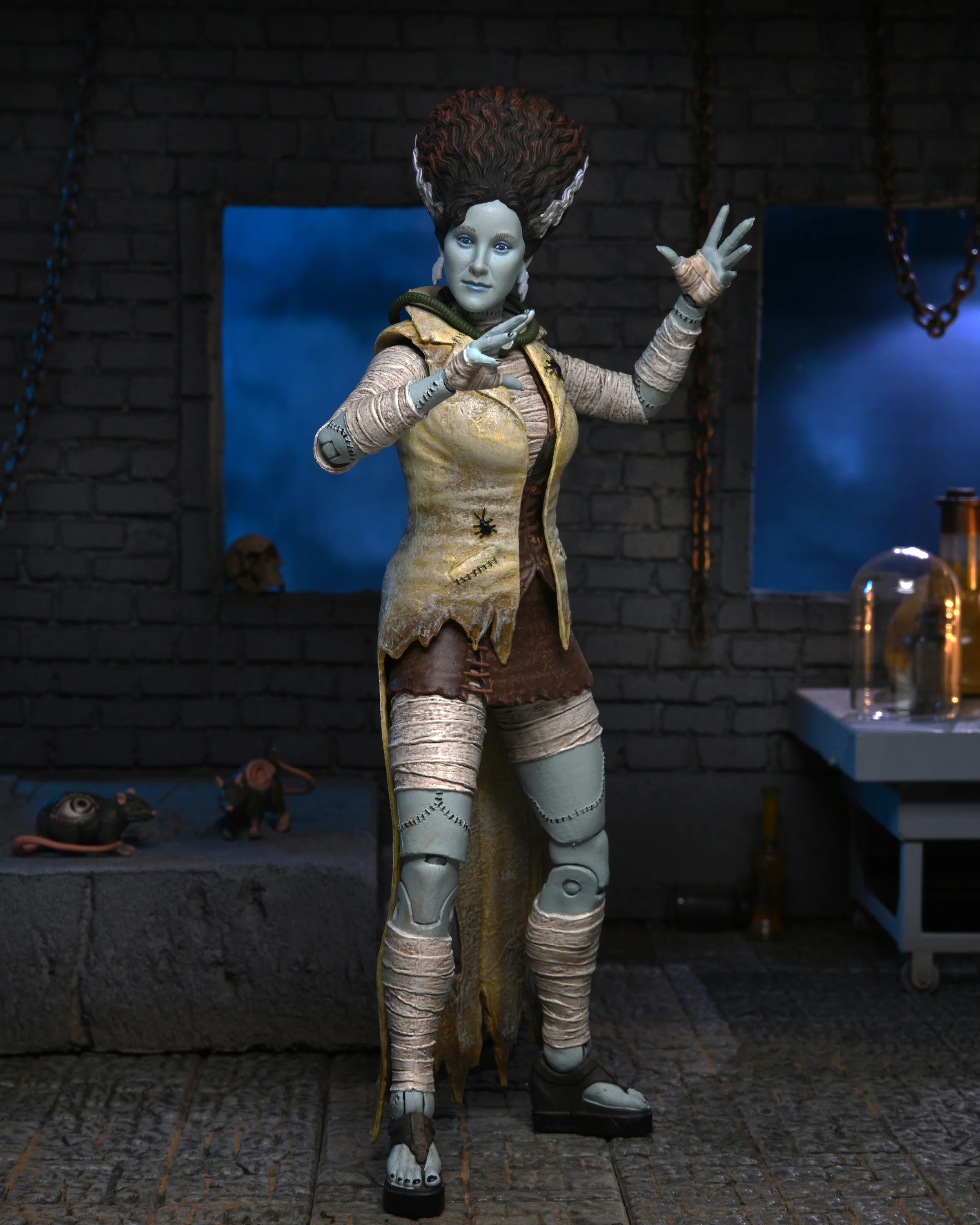 Universal Monsters x Teenage Mutant Ninja Turtles - April as The Bride of Frankenstein 7â Scale Action Figure - Image 4