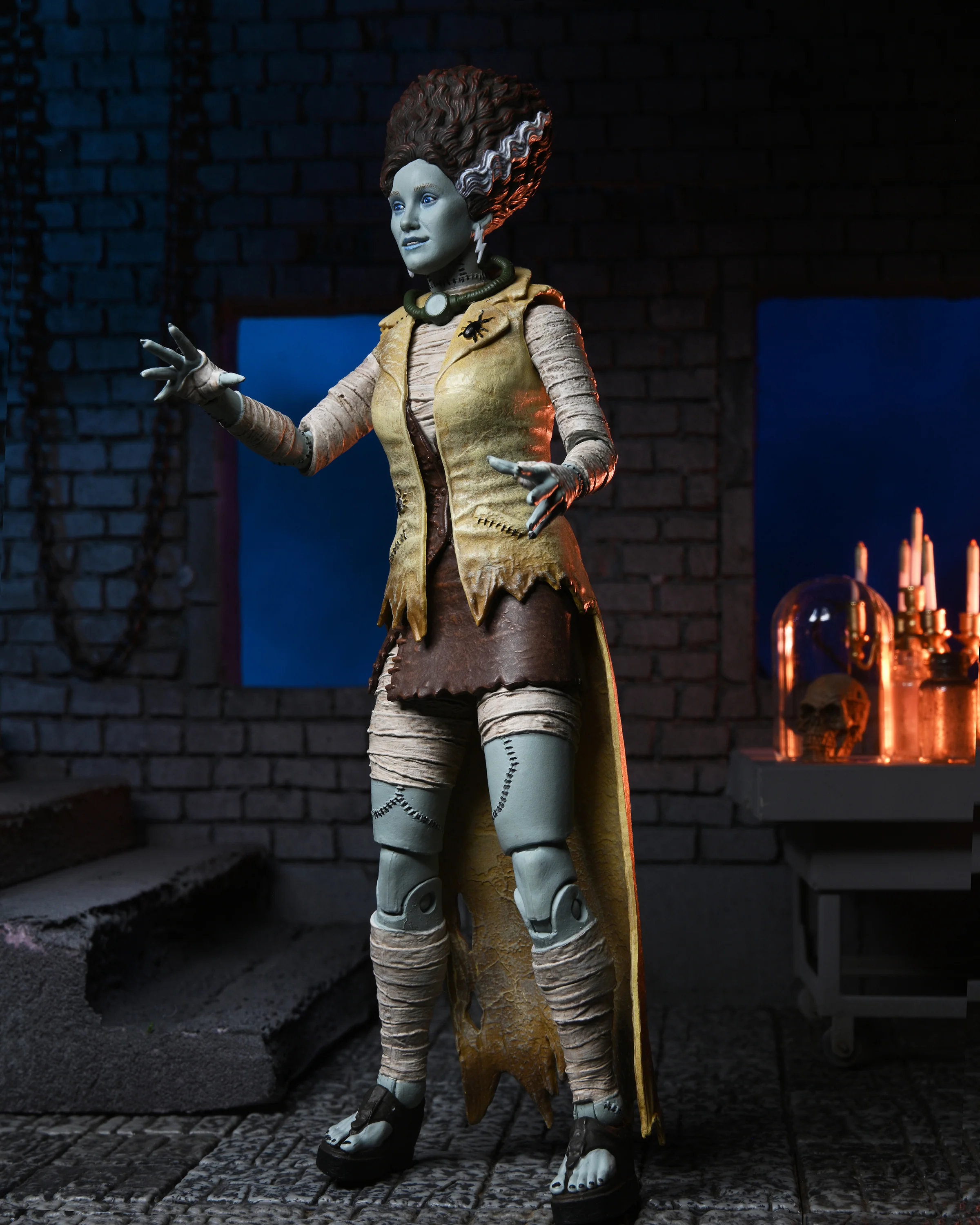 Universal Monsters x Teenage Mutant Ninja Turtles - April as The Bride of Frankenstein 7â Scale Action Figure - Image 6