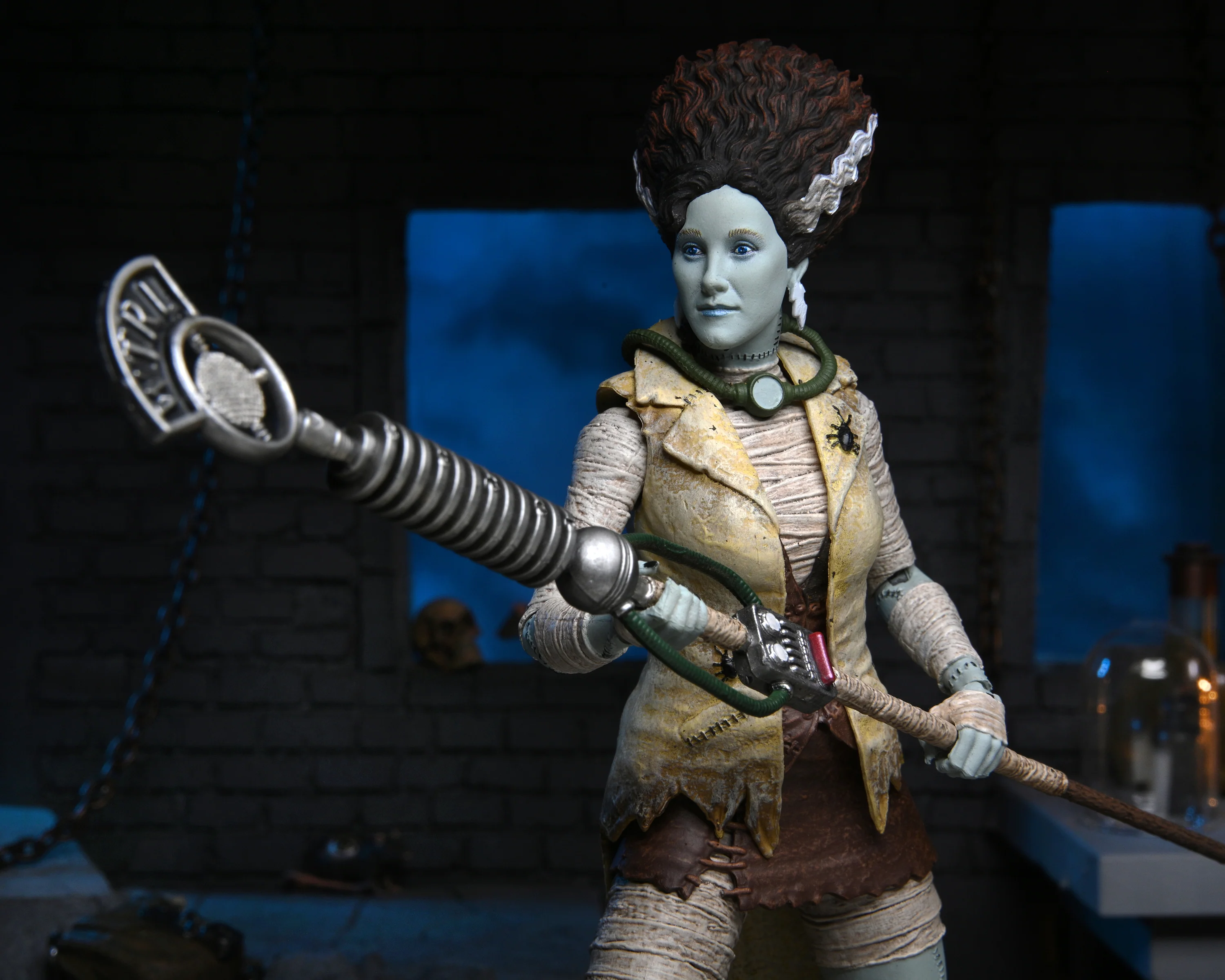 Universal Monsters x Teenage Mutant Ninja Turtles - April as The Bride of Frankenstein 7â Scale Action Figure - Image 7