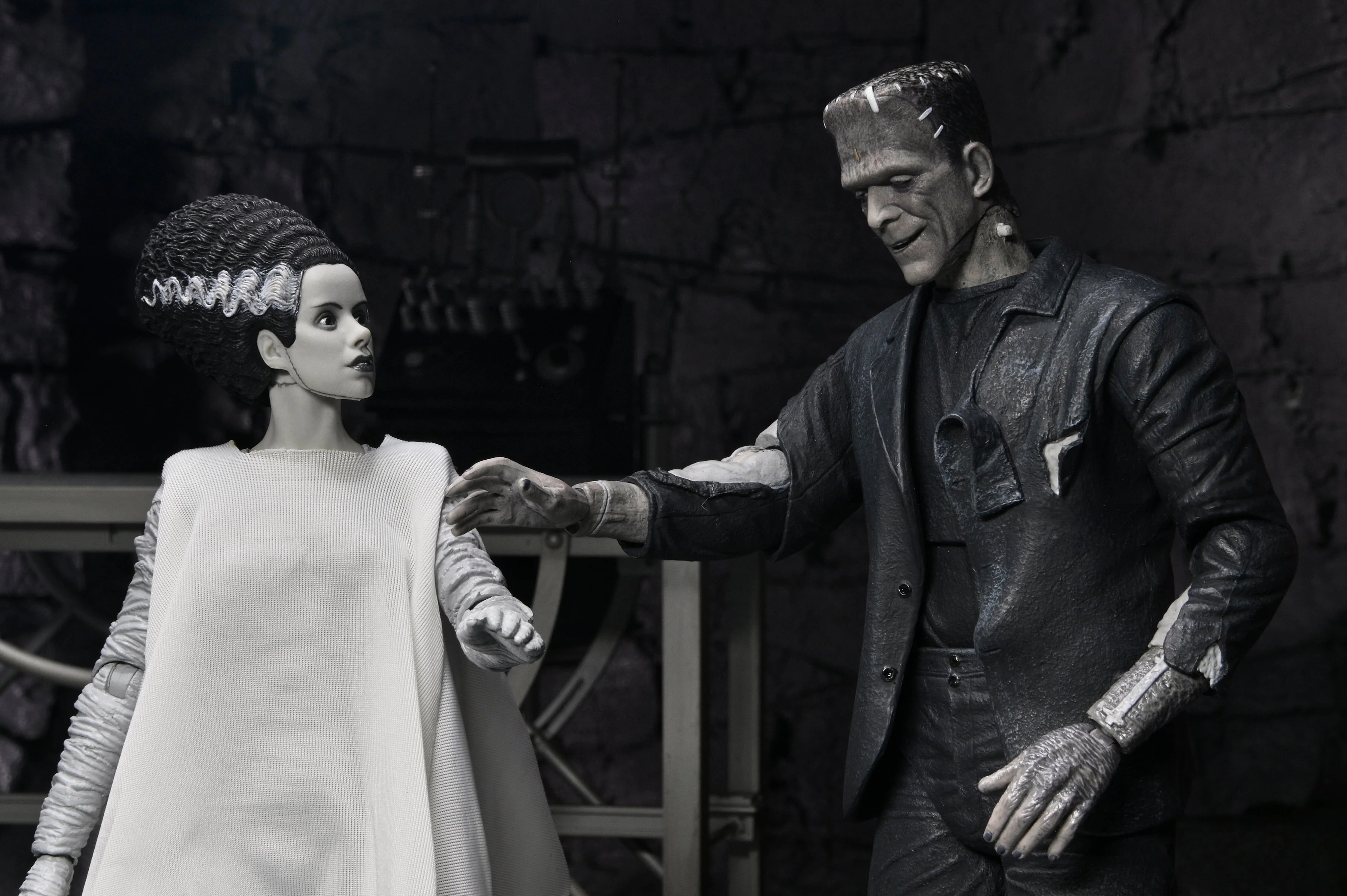 Universal Monsters - The Bride of Frankenstein 90th Anniversary The Monster and His Mate 7" Scale Action Figure 2-Pack (Black & White) - Image 10