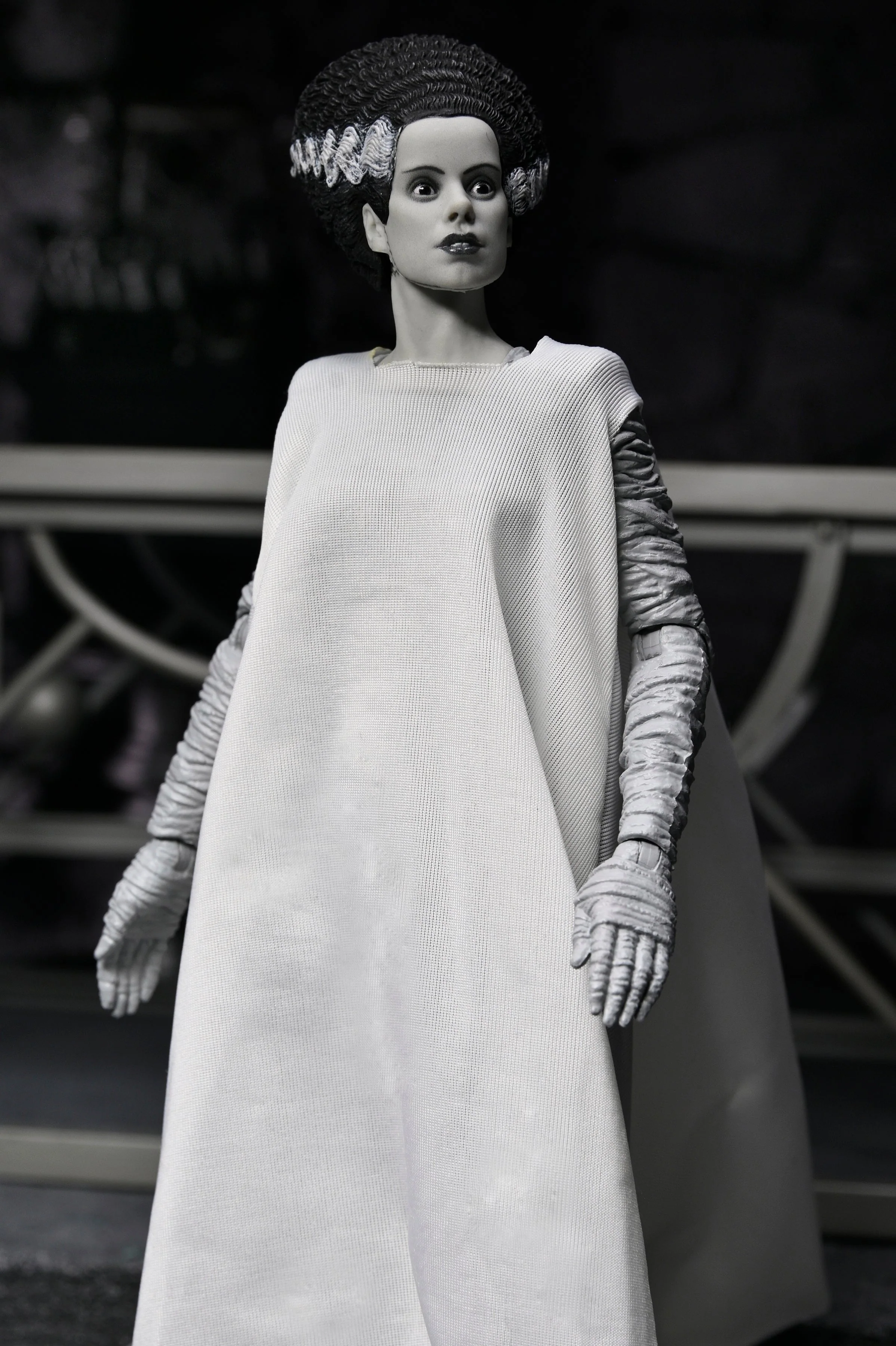 Universal Monsters - The Bride of Frankenstein 90th Anniversary The Monster and His Mate 7" Scale Action Figure 2-Pack (Black & White) - Image 3