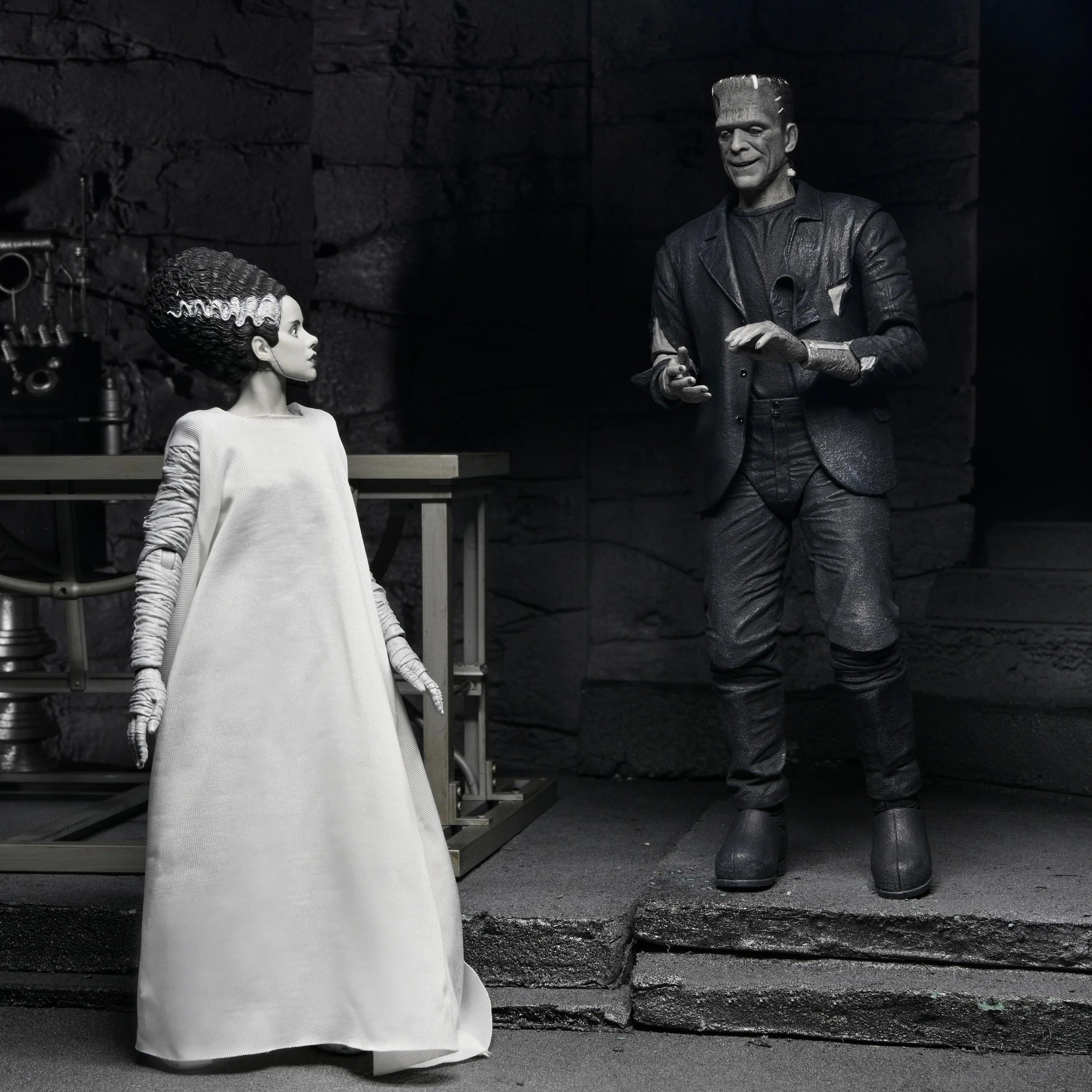 Universal Monsters - The Bride of Frankenstein 90th Anniversary The Monster and His Mate 7" Scale Action Figure 2-Pack (Black & White) - Image 5