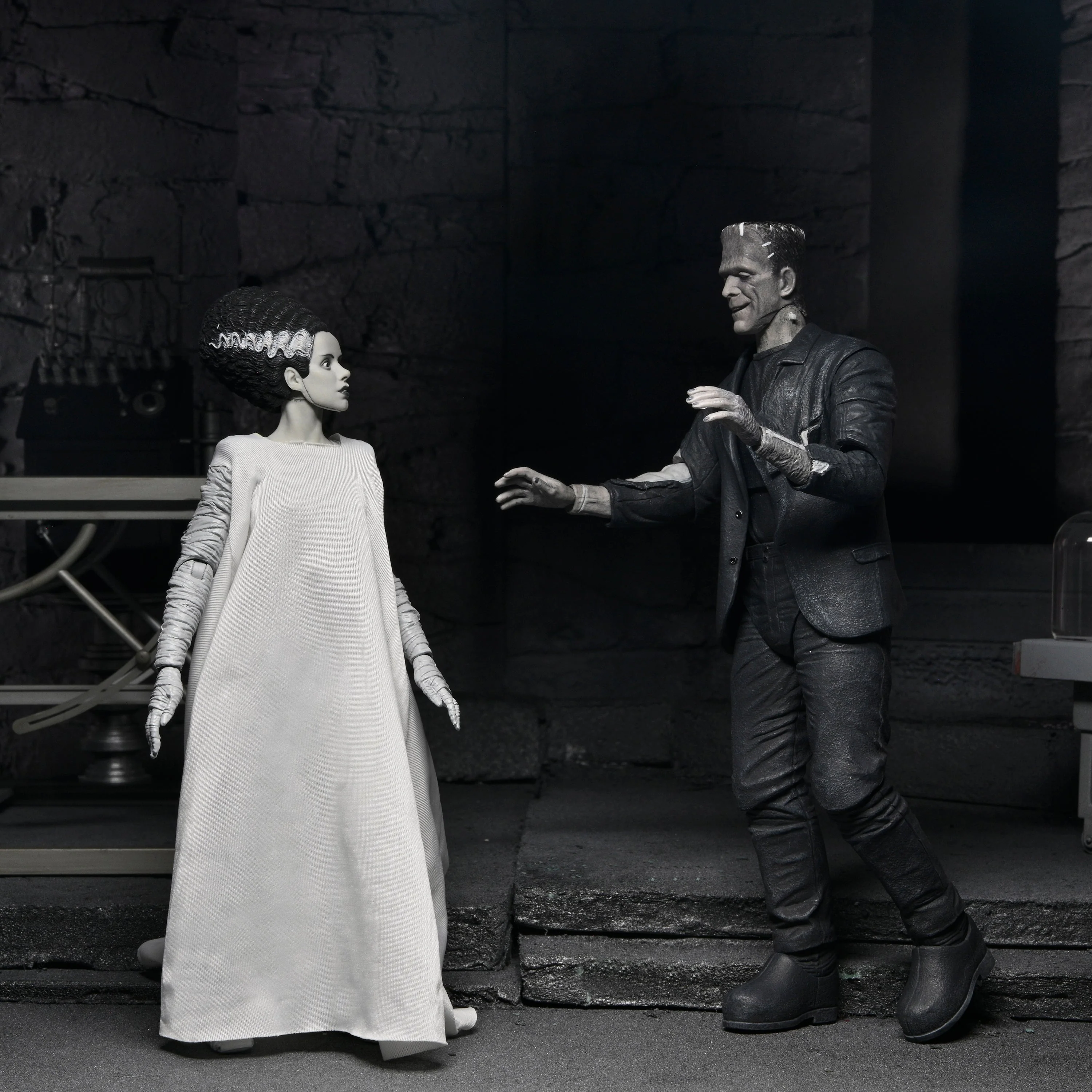 Universal Monsters - The Bride of Frankenstein 90th Anniversary The Monster and His Mate 7" Scale Action Figure 2-Pack (Black & White) - Image 6