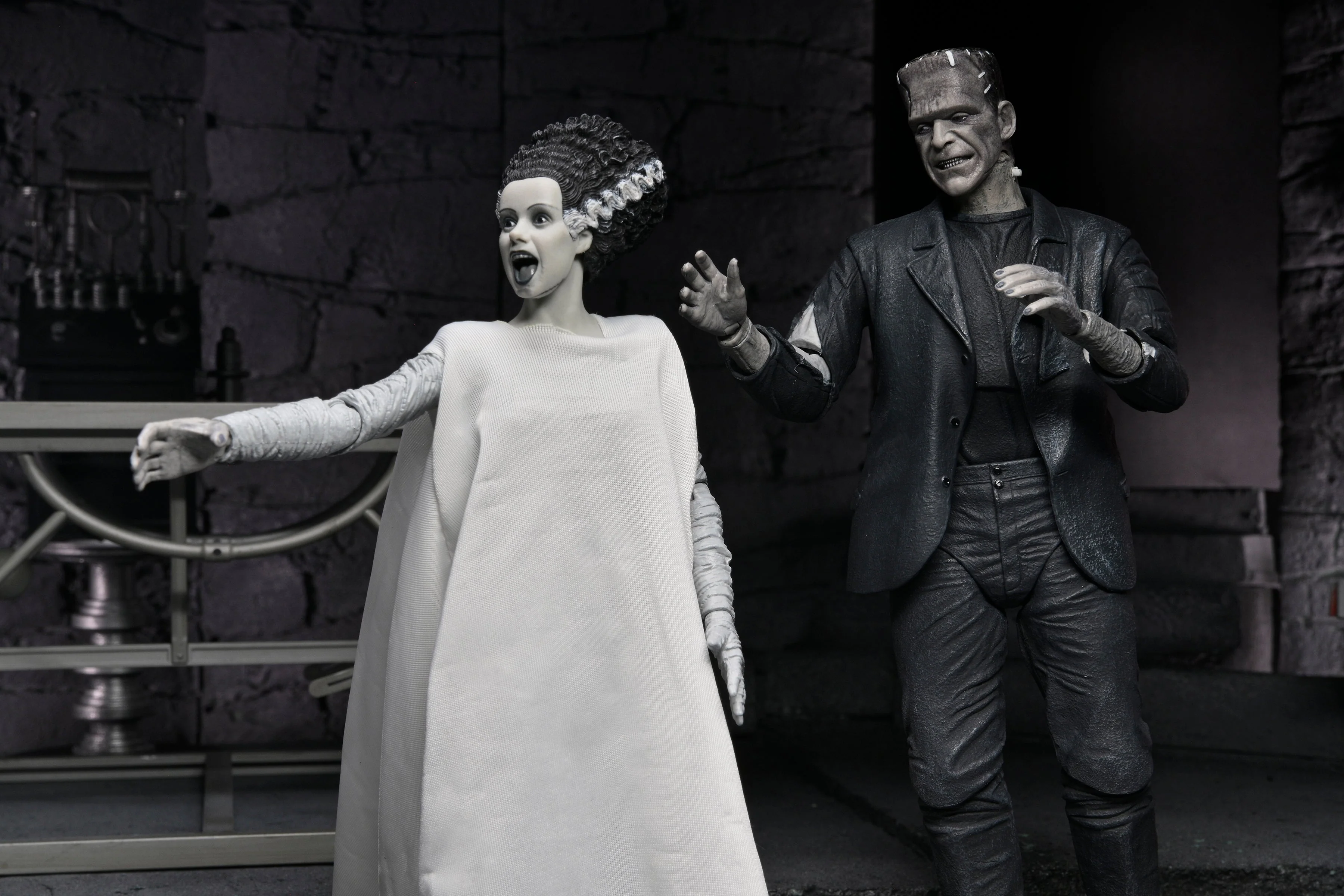 Universal Monsters - The Bride of Frankenstein 90th Anniversary The Monster and His Mate 7" Scale Action Figure 2-Pack (Black & White) - Image 9
