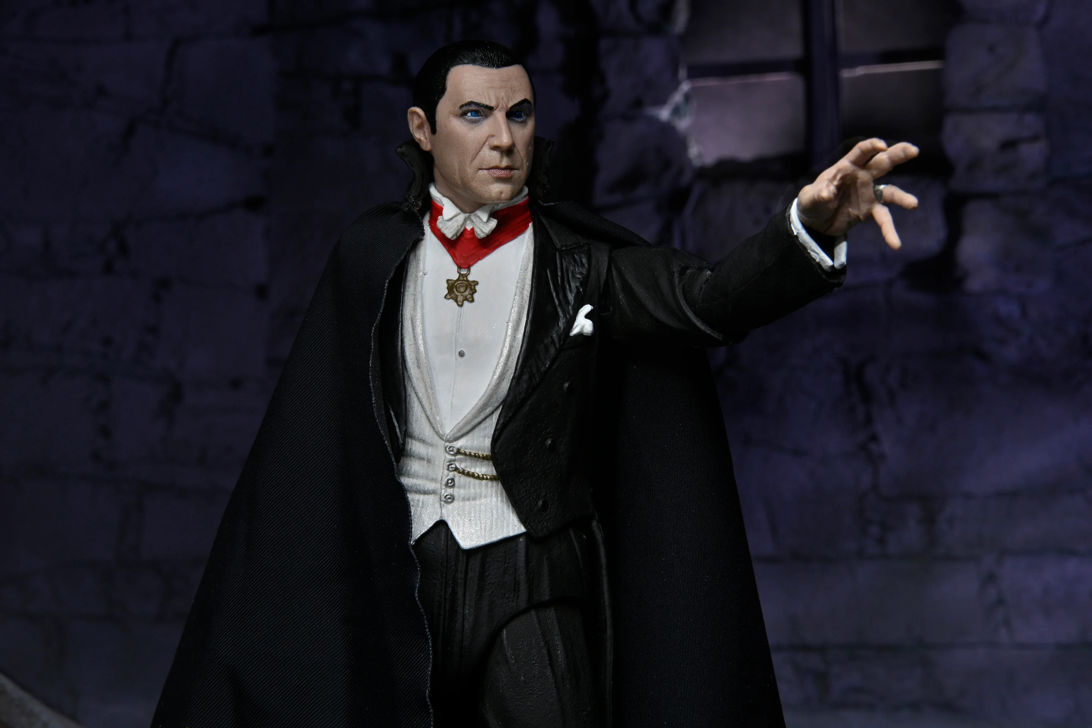 Universal Monsters - Ultimate Dracula (Transylvania) 7" Scale Action Figure - Image 16