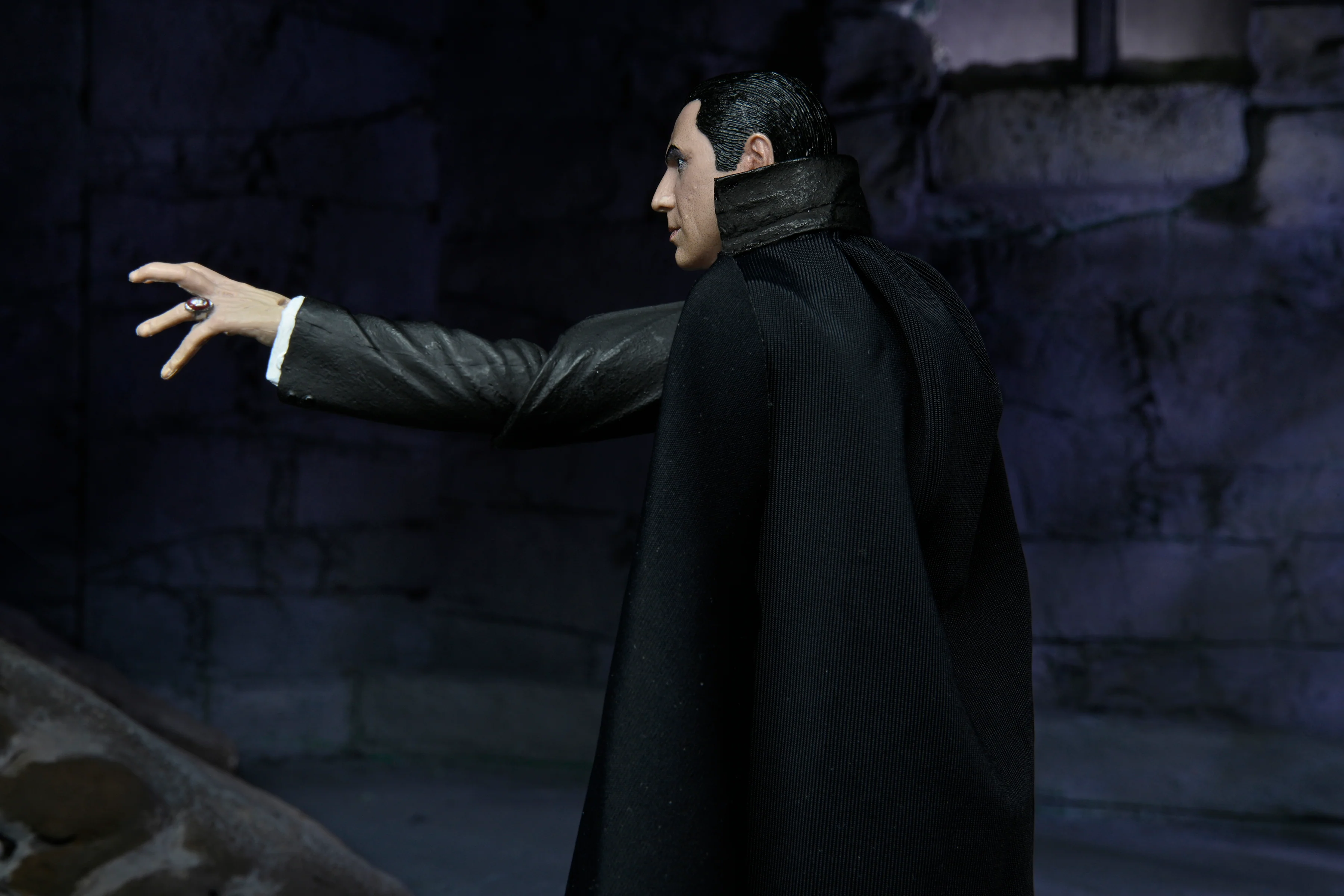 Universal Monsters - Ultimate Dracula (Transylvania) 7" Scale Action Figure - Image 14