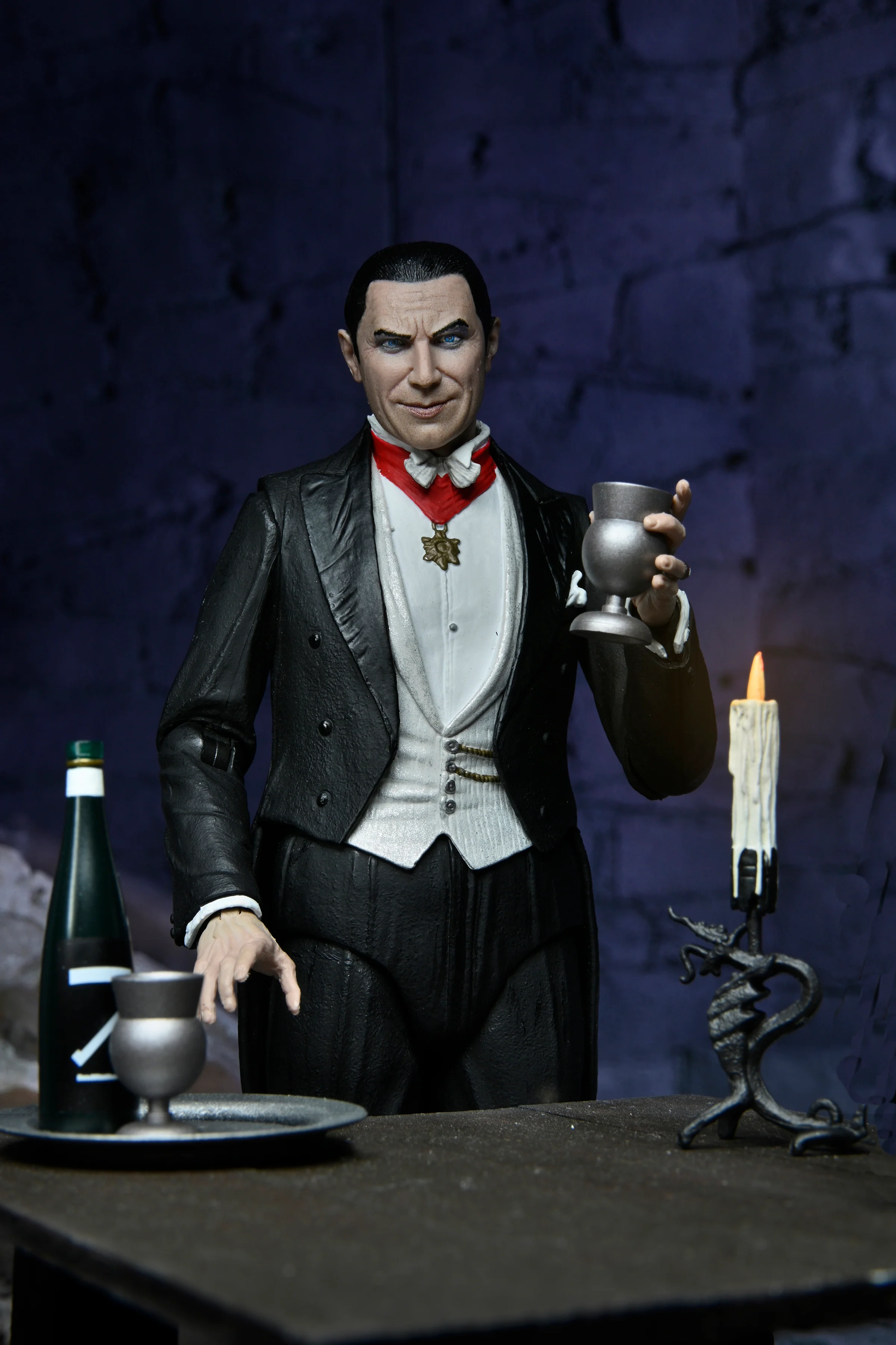 Universal Monsters - Ultimate Dracula (Transylvania) 7" Scale Action Figure - Image 13