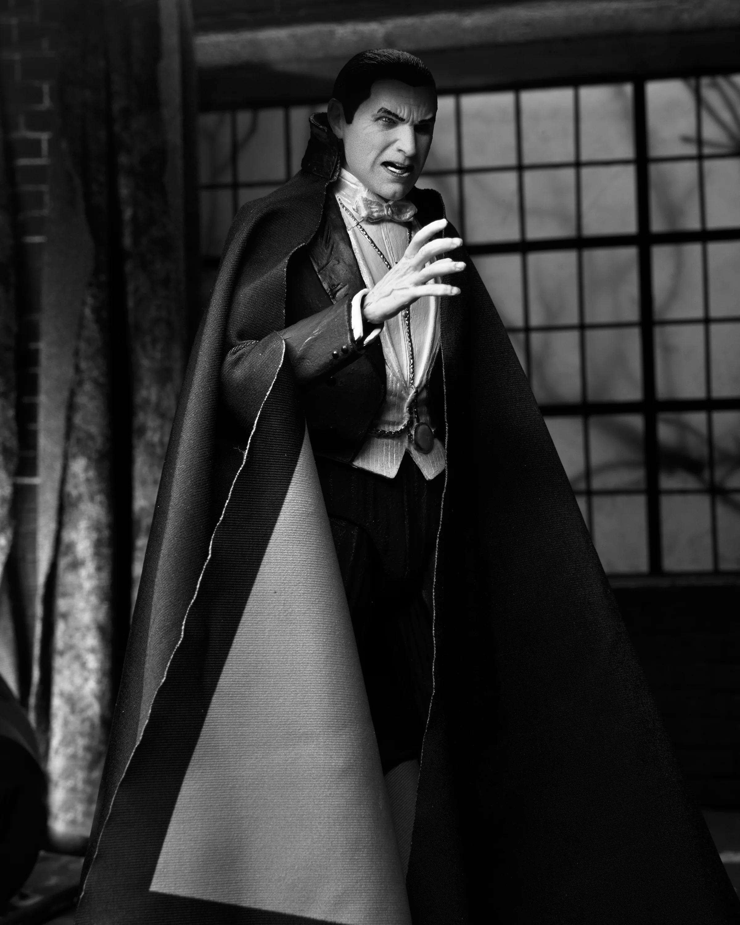 Universal Monsters - Ultimate Dracula (Carfax Abbey) 7" Scale Action Figure - Image 7