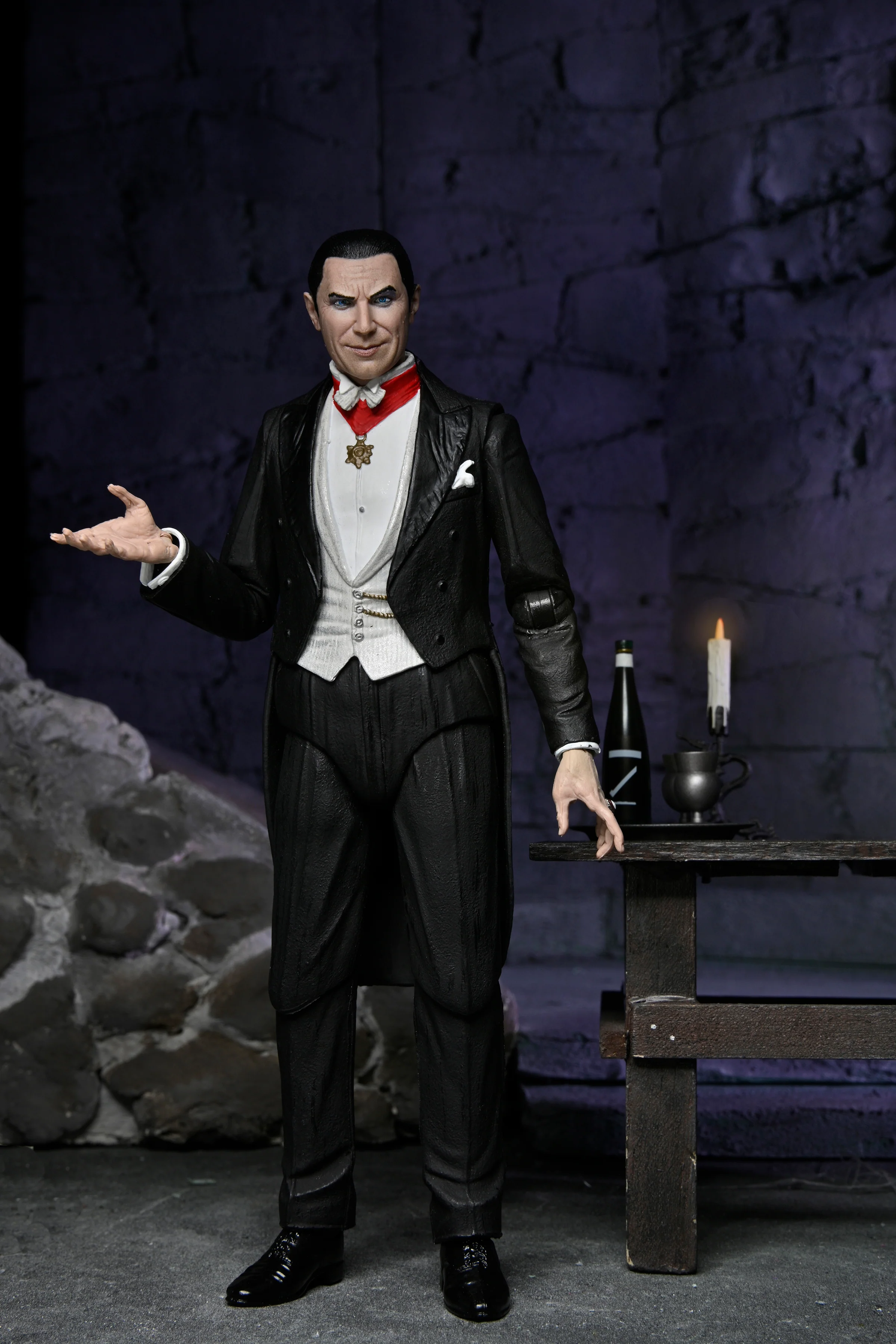 Universal Monsters - Ultimate Dracula (Transylvania) 7" Scale Action Figure - Image 10