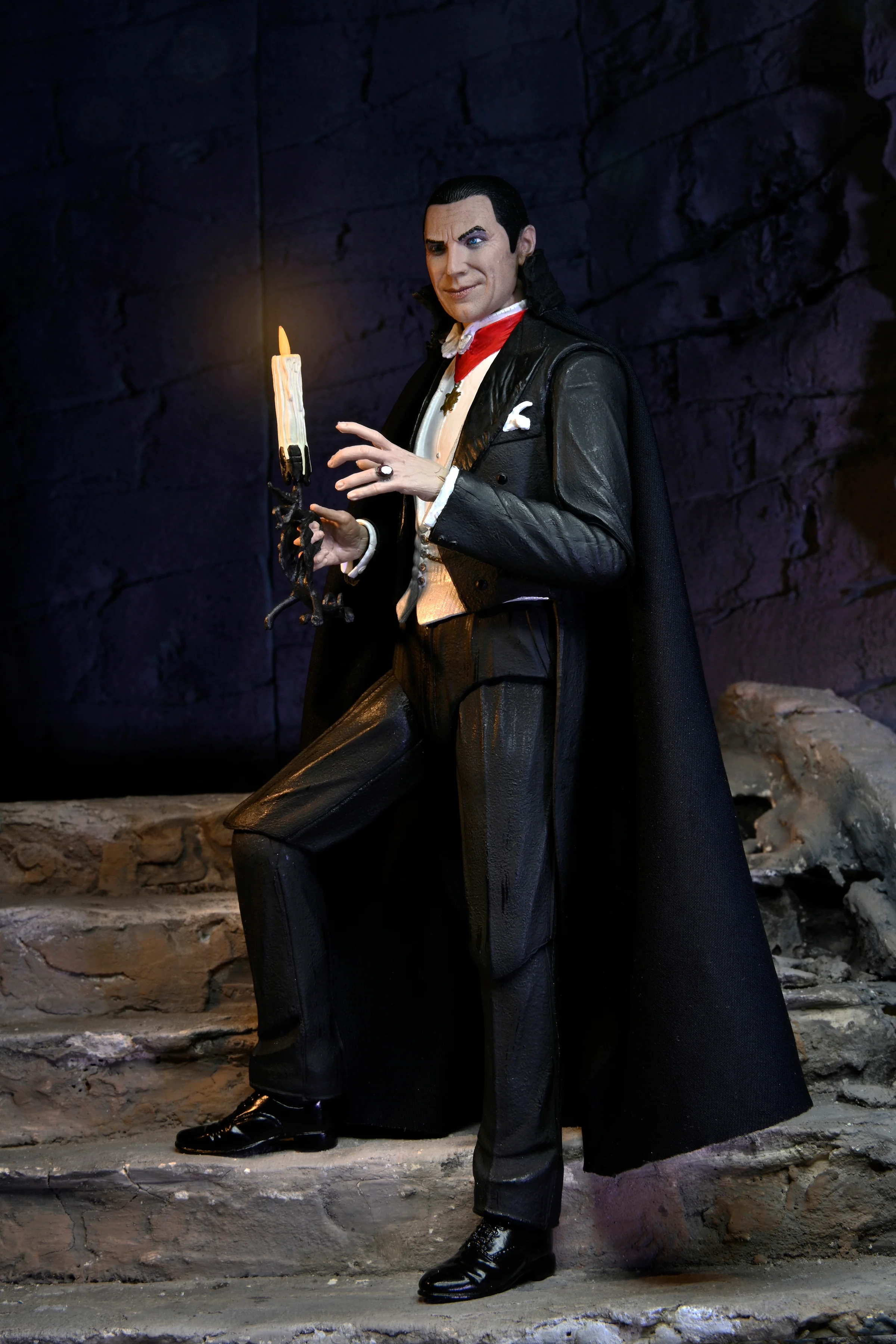 Universal Monsters - Ultimate Dracula (Transylvania) 7" Scale Action Figure - Image 15