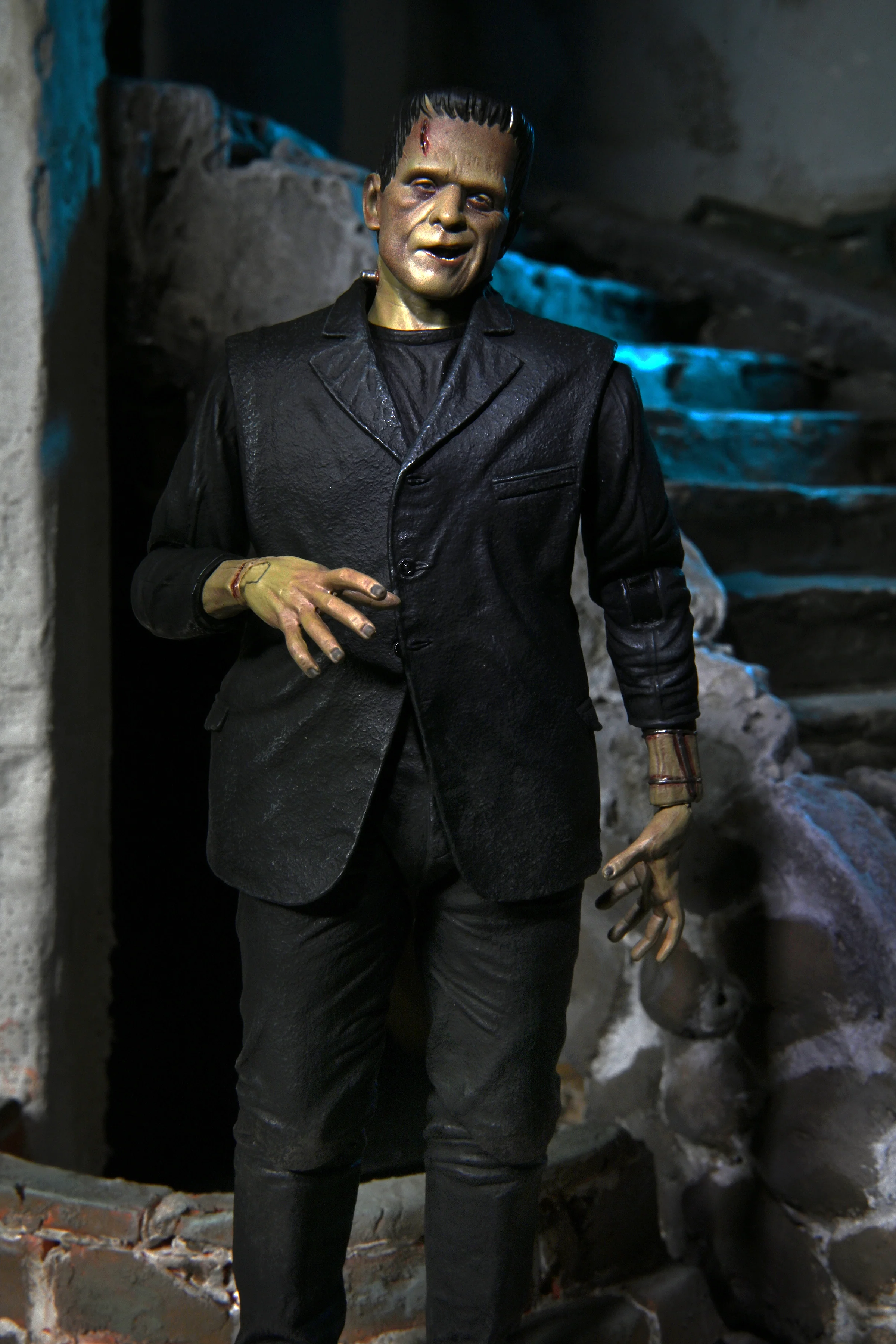 Universal Monsters - Ultimate Frankenstein's Monster 7” Scale Action Figure (Color) - Image 3