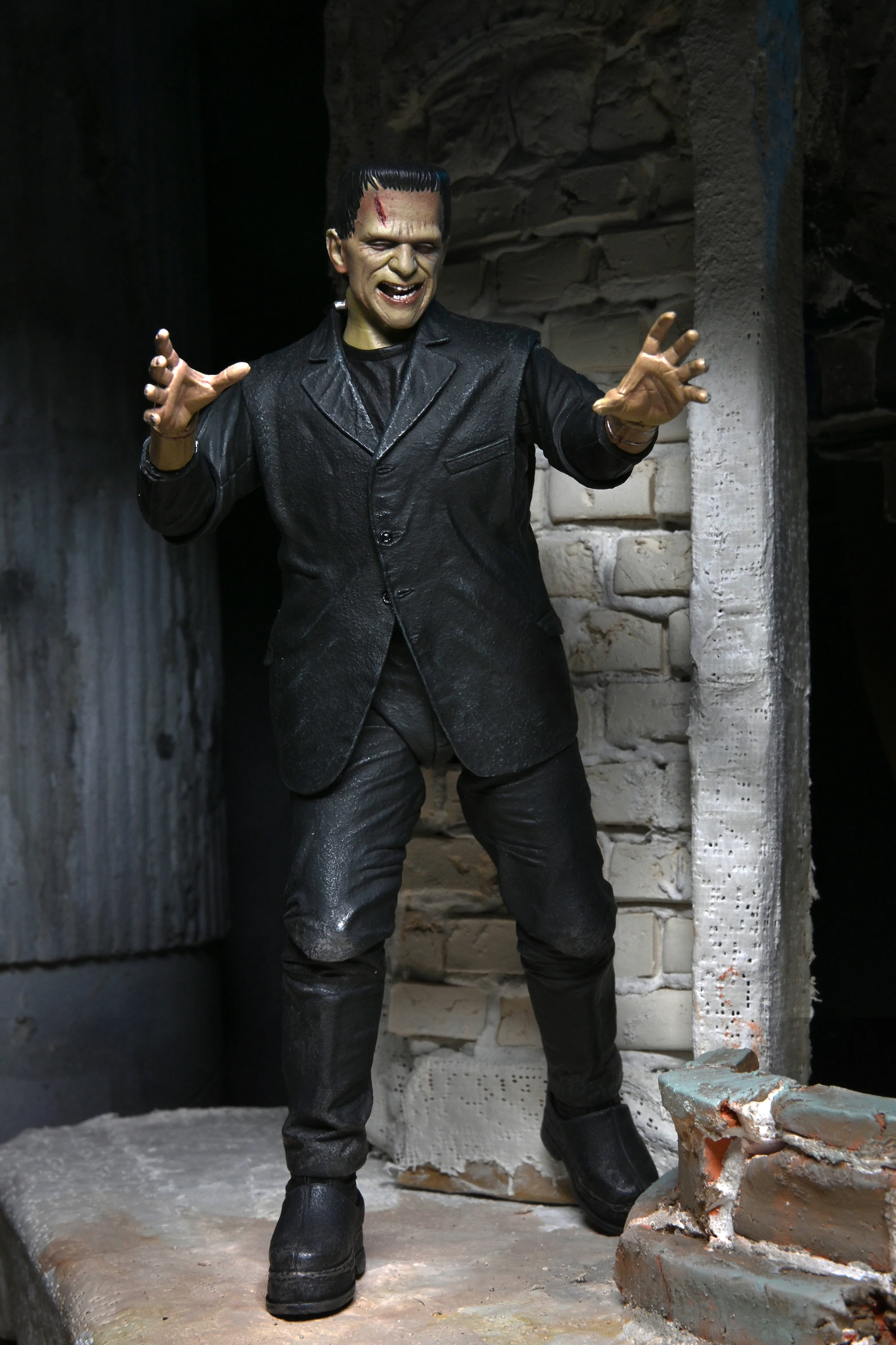 Universal Monsters - Ultimate Frankenstein's Monster 7” Scale Action Figure (Color) - Image 4