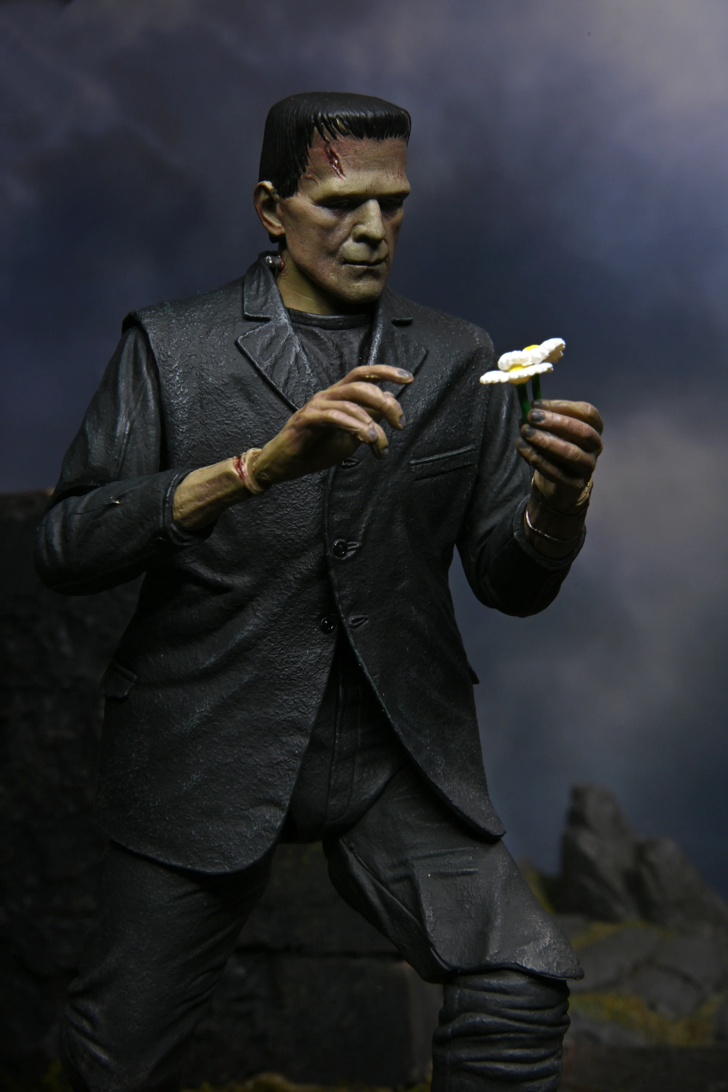 Universal Monsters - Ultimate Frankenstein's Monster 7” Scale Action Figure (Color) - Image 5