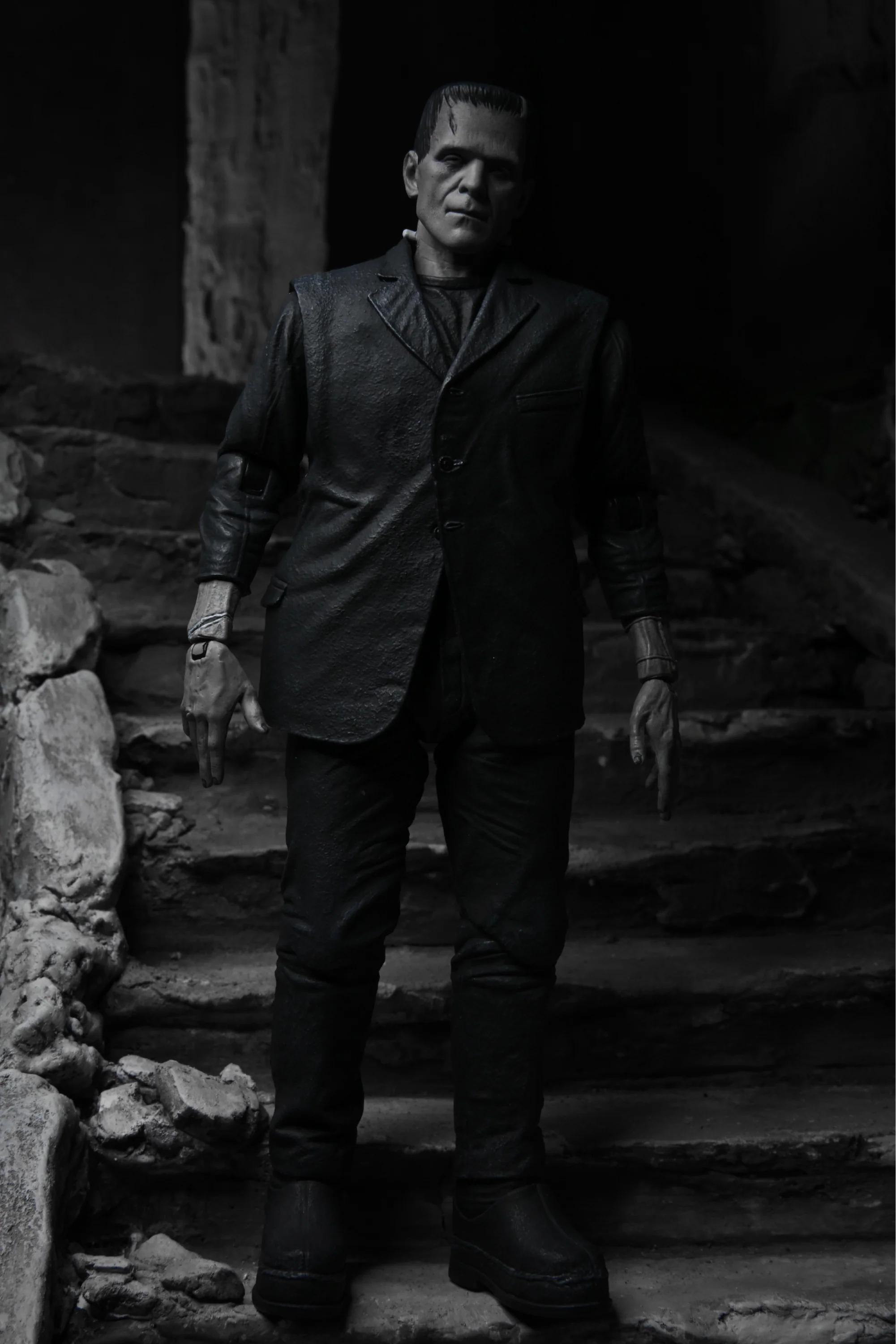 Universal Monsters - Ultimate Frankenstein's Monster (Black & White) 7" Scale Action Figure - Image 12