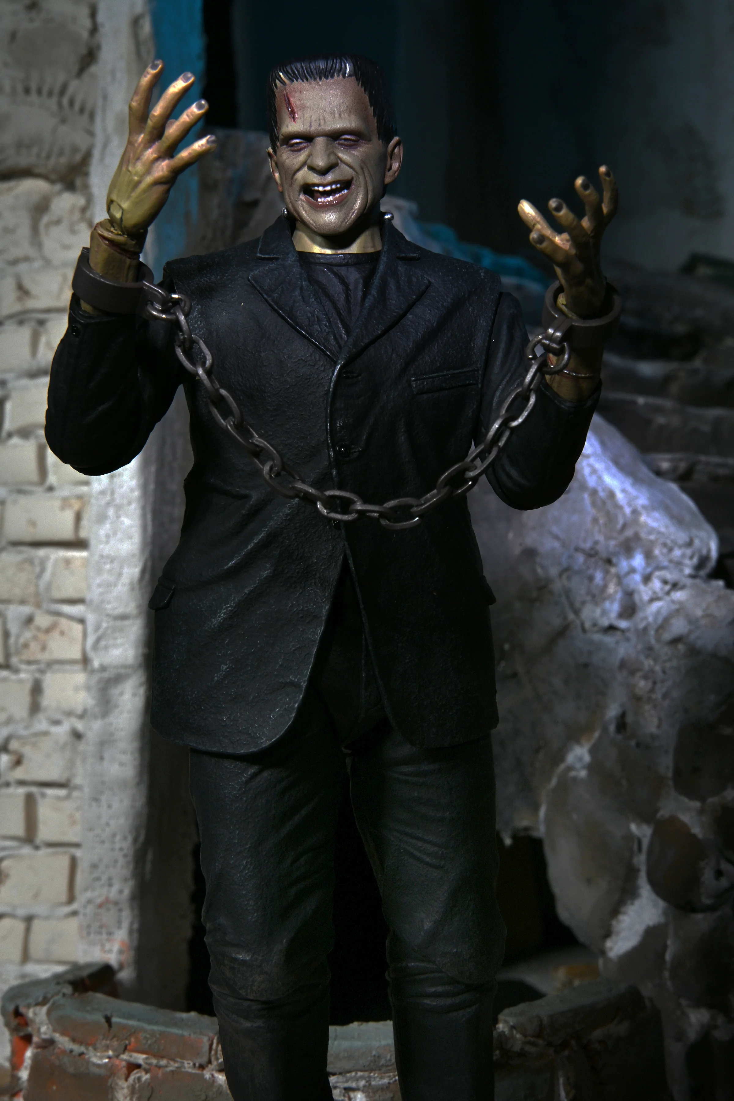 Universal Monsters - Ultimate Frankenstein's Monster & The Bride of Frankenstein 7ā Scale Action Figures Bundle - Image 4