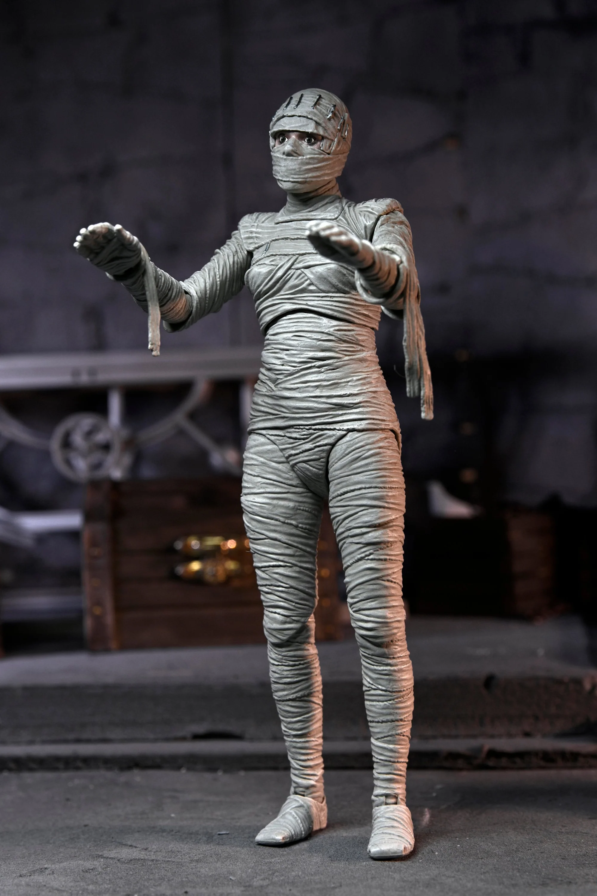 Universal Monsters - Ultimate Frankenstein's Monster & The Bride of Frankenstein 7ā Scale Action Figures Bundle - Image 8