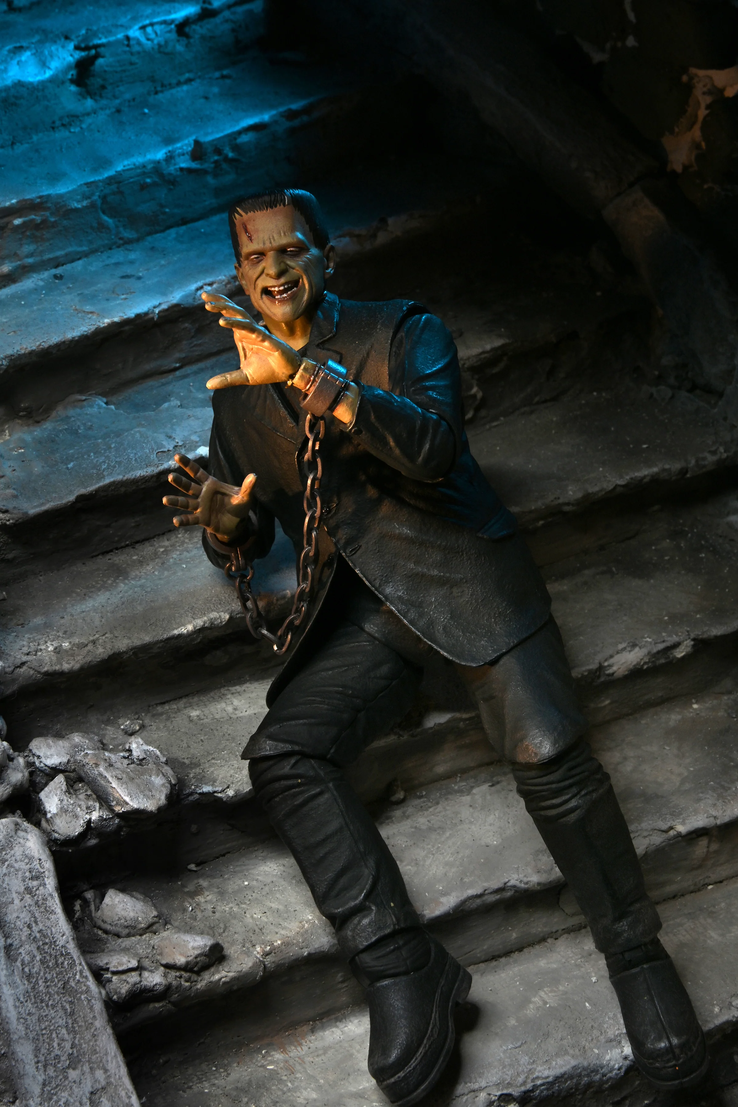 Universal Monsters - Ultimate Frankenstein's Monster & The Bride of Frankenstein 7ā Scale Action Figures Bundle - Image 9