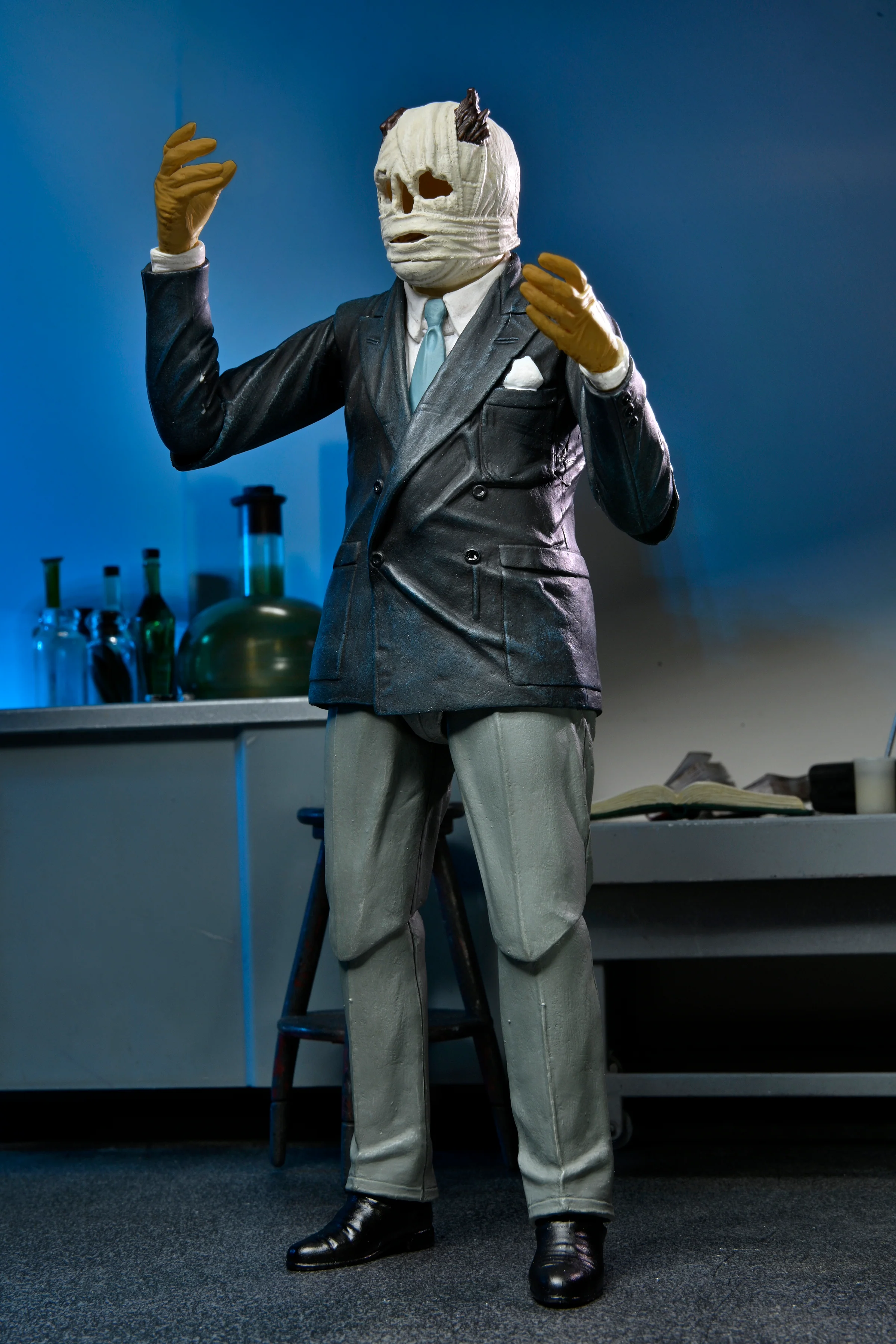 Universal Monsters - Ultimate Invisible Man 7" Scale Action Figure - Image 10