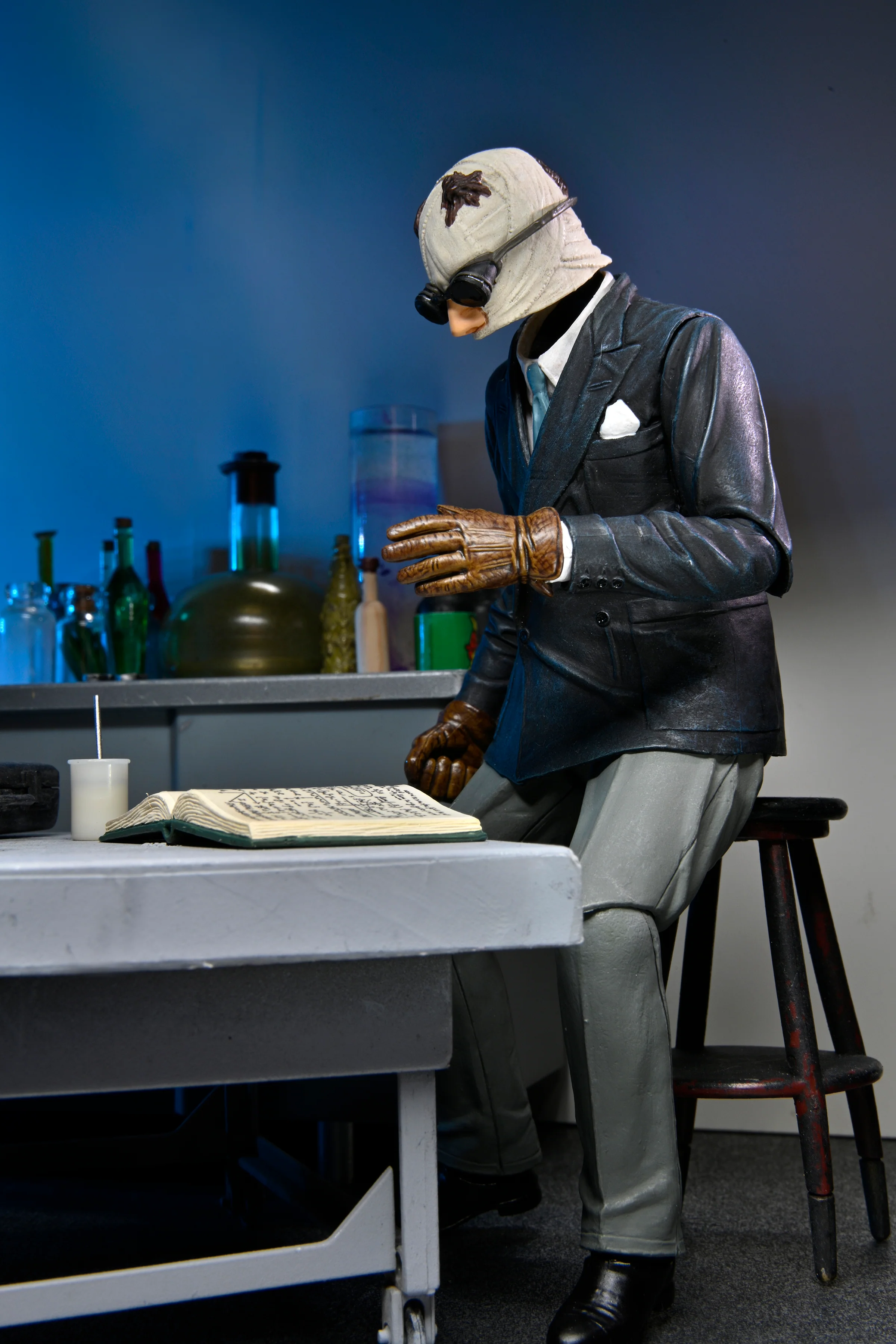 Universal Monsters - Ultimate Invisible Man 7" Scale Action Figure - Image 4