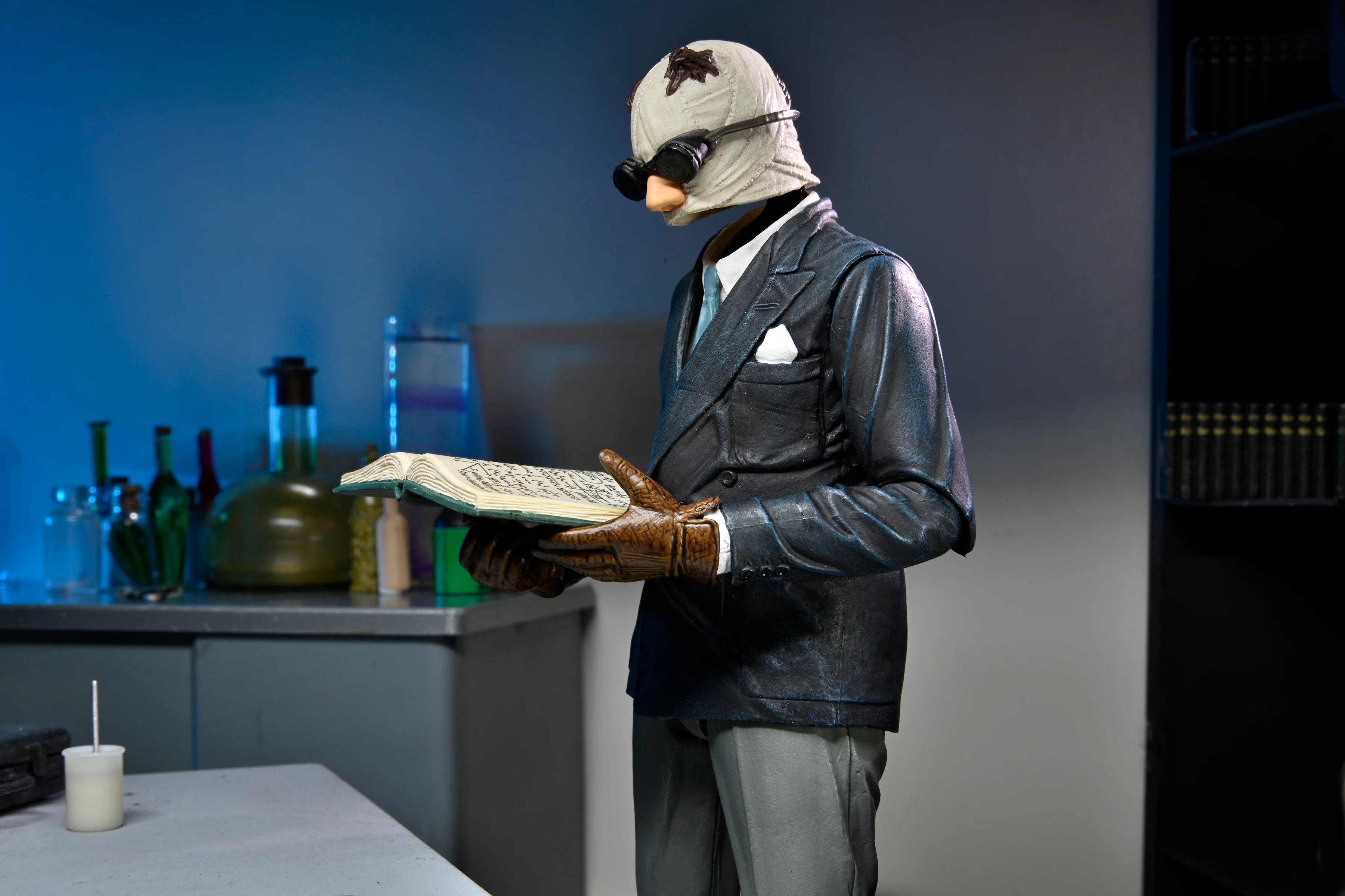 Universal Monsters - Ultimate Invisible Man 7" Scale Action Figure - Image 6