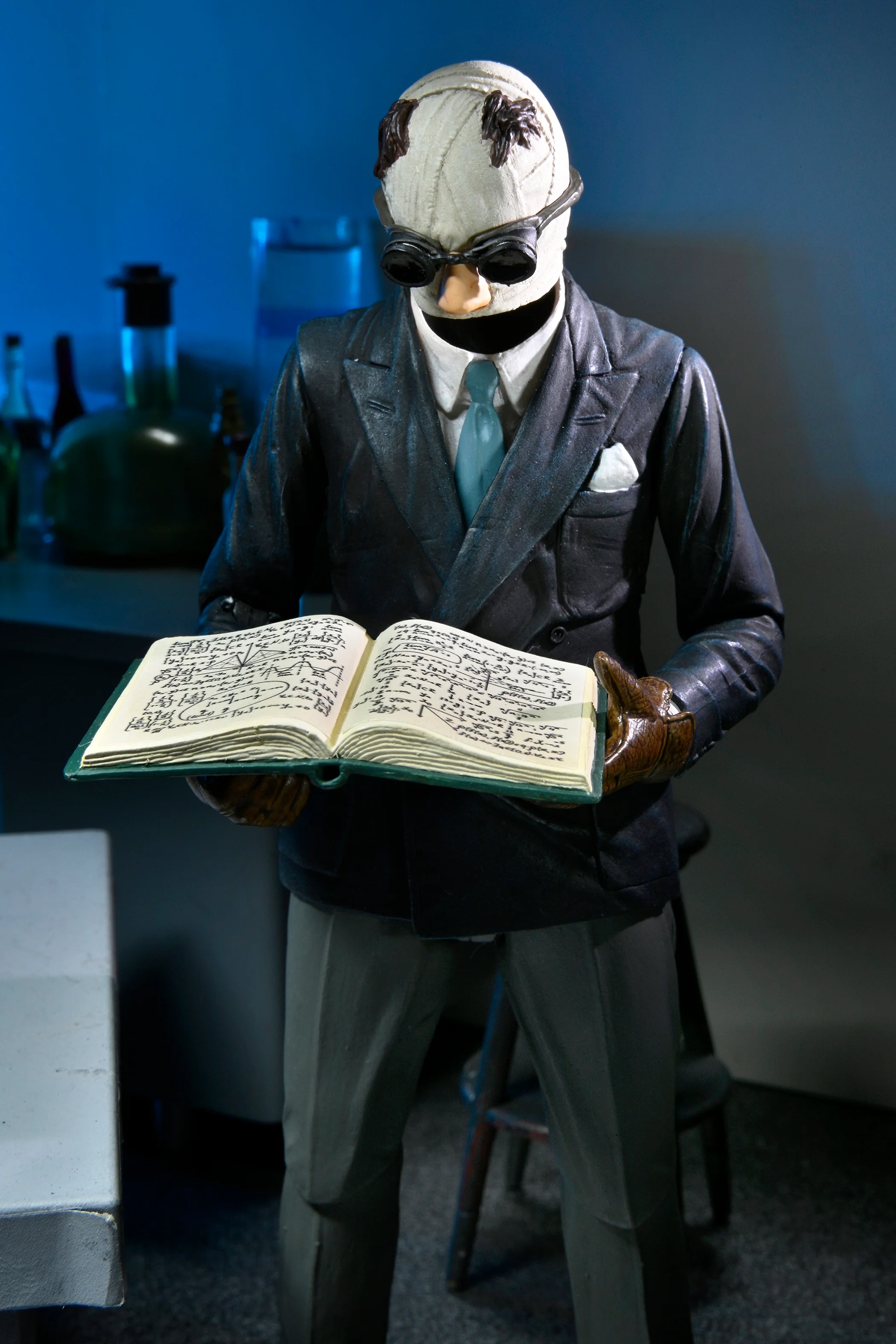 Universal Monsters - Ultimate Invisible Man 7" Scale Action Figure - Image 7