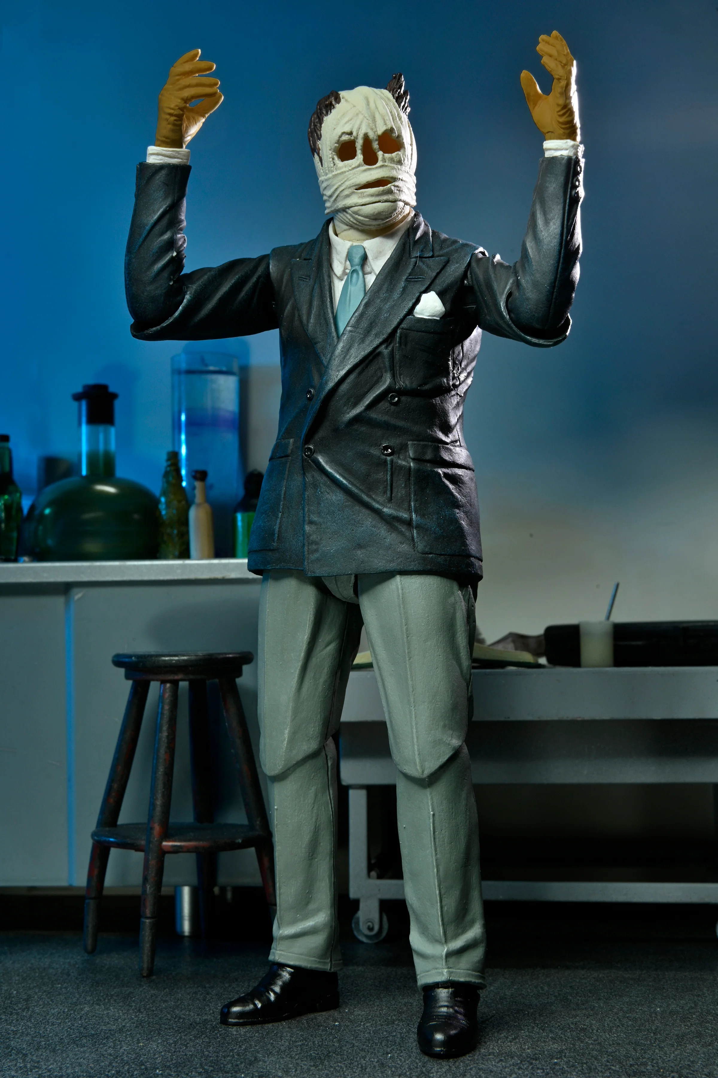 Universal Monsters - Ultimate Invisible Man 7" Scale Action Figure - Image 9