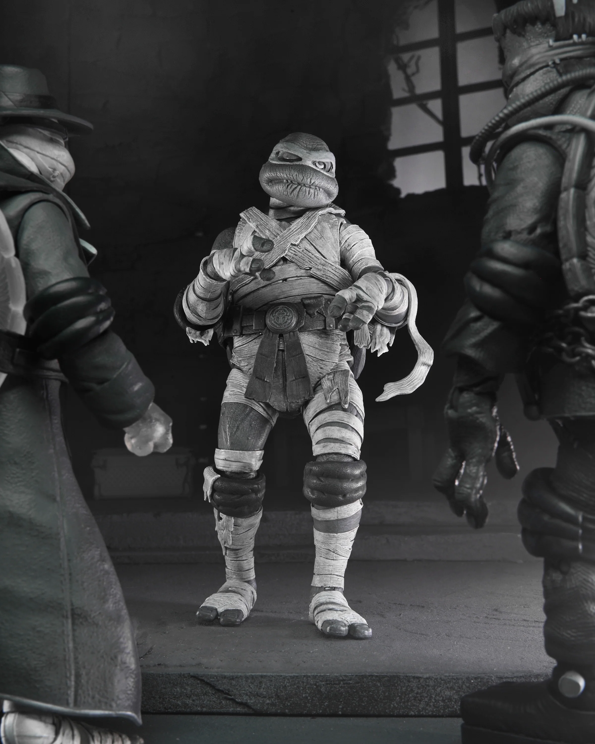 Universal Monsters x Teenage Mutant Ninja Turtles – Black & White Turtles 7” Scale Action Figure 4-Pack - Image 12